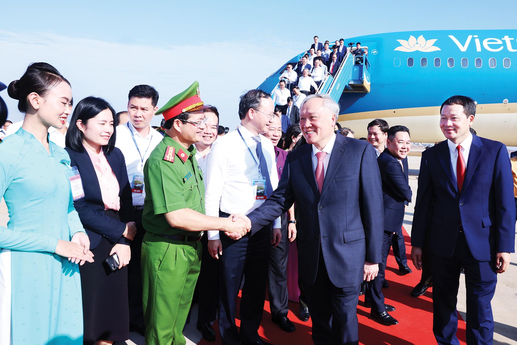 Đồng chí Nguyễn Hòa Bình, Phó Thủ tướng Thường trực Chính phủ là vị khách đặc biệt trên chuyến bay chở khách đầu tiên hạ cánh xuống Sân bay Long Thành, sáng 19-12-2025.