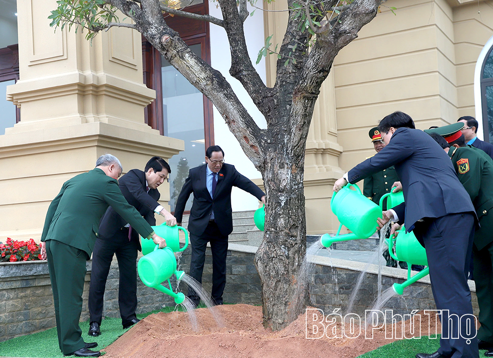 Chủ tịch nước Lương Cường thăm, tặng qu&agrave; v&agrave; ch&uacute;c Tết tại Ph&uacute; Thọ