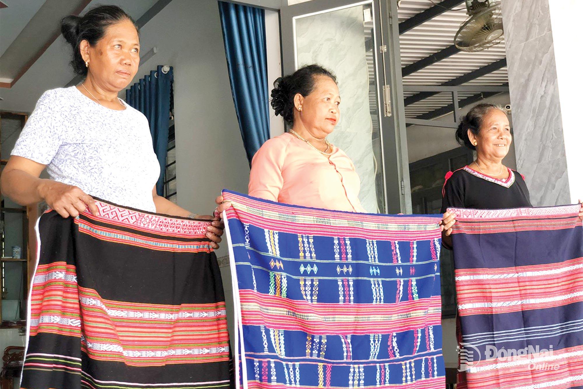 Hoa văn thổ cẩm S’tiêng rực rỡ và tinh tế, chứa đựng tâm hồn người phụ nữ miền sơn cước, lưu giữ hồn cốt dân tộc qua từng đường chỉ.