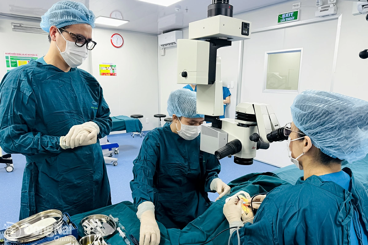 Một ca phẫu thuật Phaco chữa bệnh đục thủy tinh thể tại Bệnh viện Mắt H&agrave; Nội - Đồng Nai. Ảnh: Hạnh Dung