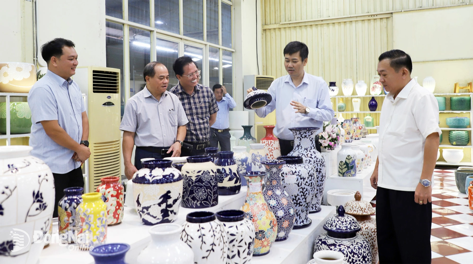 Lãnh đạo phường Biên Hòa (tỉnh Đồng Nai) đi khảo sát thực tế tại Công ty cổ phần Gốm Việt Thành. Ảnh: My Ny