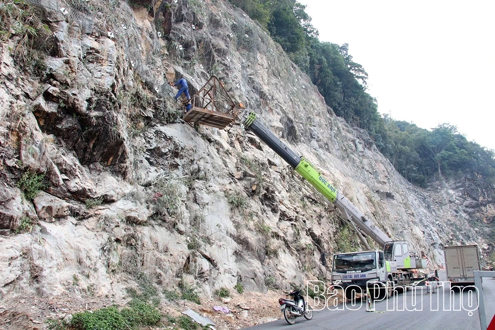 Khắc phục điểm sạt lở tr&ecirc;n đ&egrave;o Thung Khe, bảo đảm an to&agrave;n Quốc lộ 6