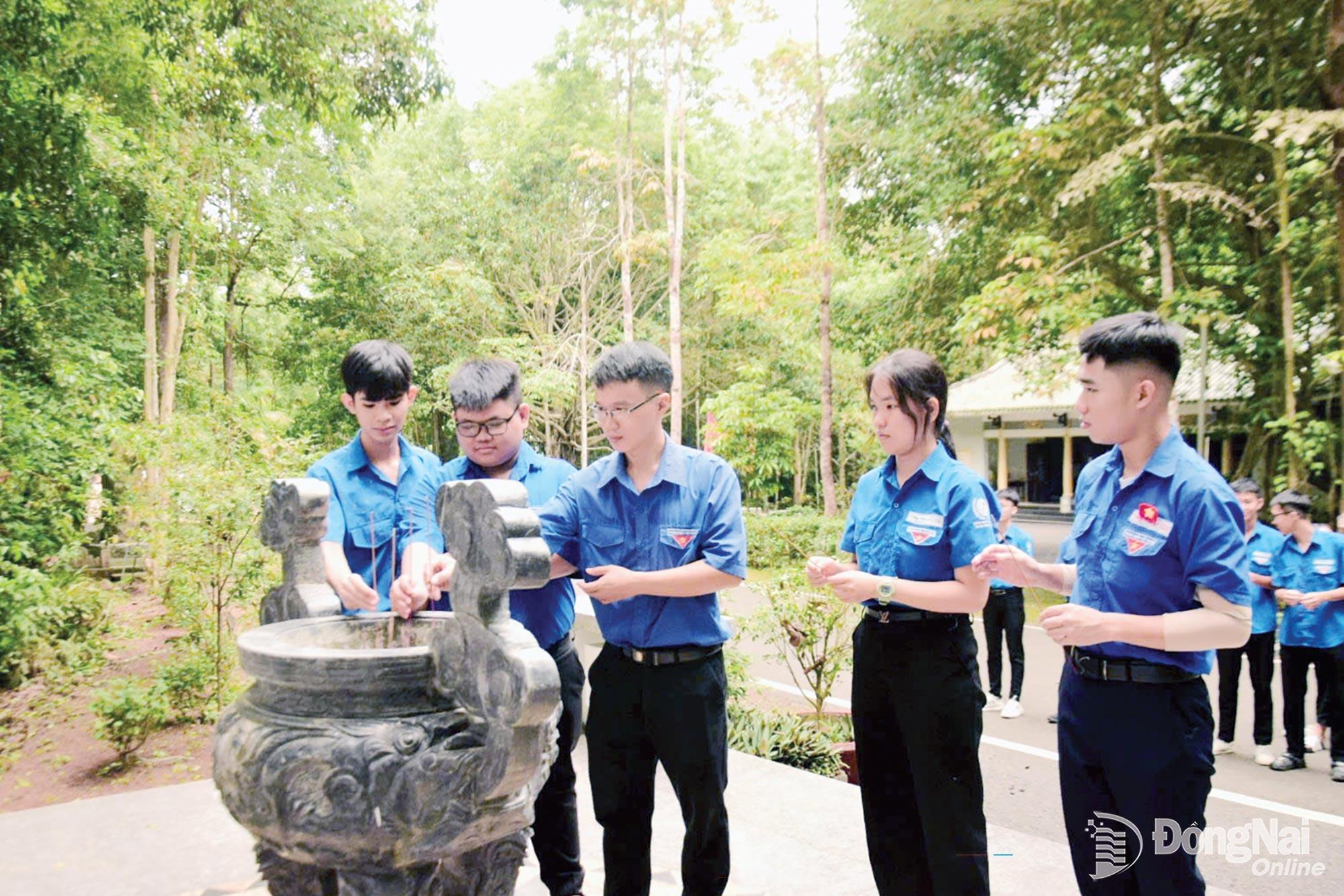 Đoàn viên thanh niên khu phố Trảng Bom 2, phường Trảng Bom về nguồn tại Di tích Căn cứ Khu ủy miền Đông Nam Bộ - Chiến khu Đ nhân kỷ niệm ngày Thương binh - Liệt sĩ (27-7-2026). Ảnh minh họa: ĐVCC