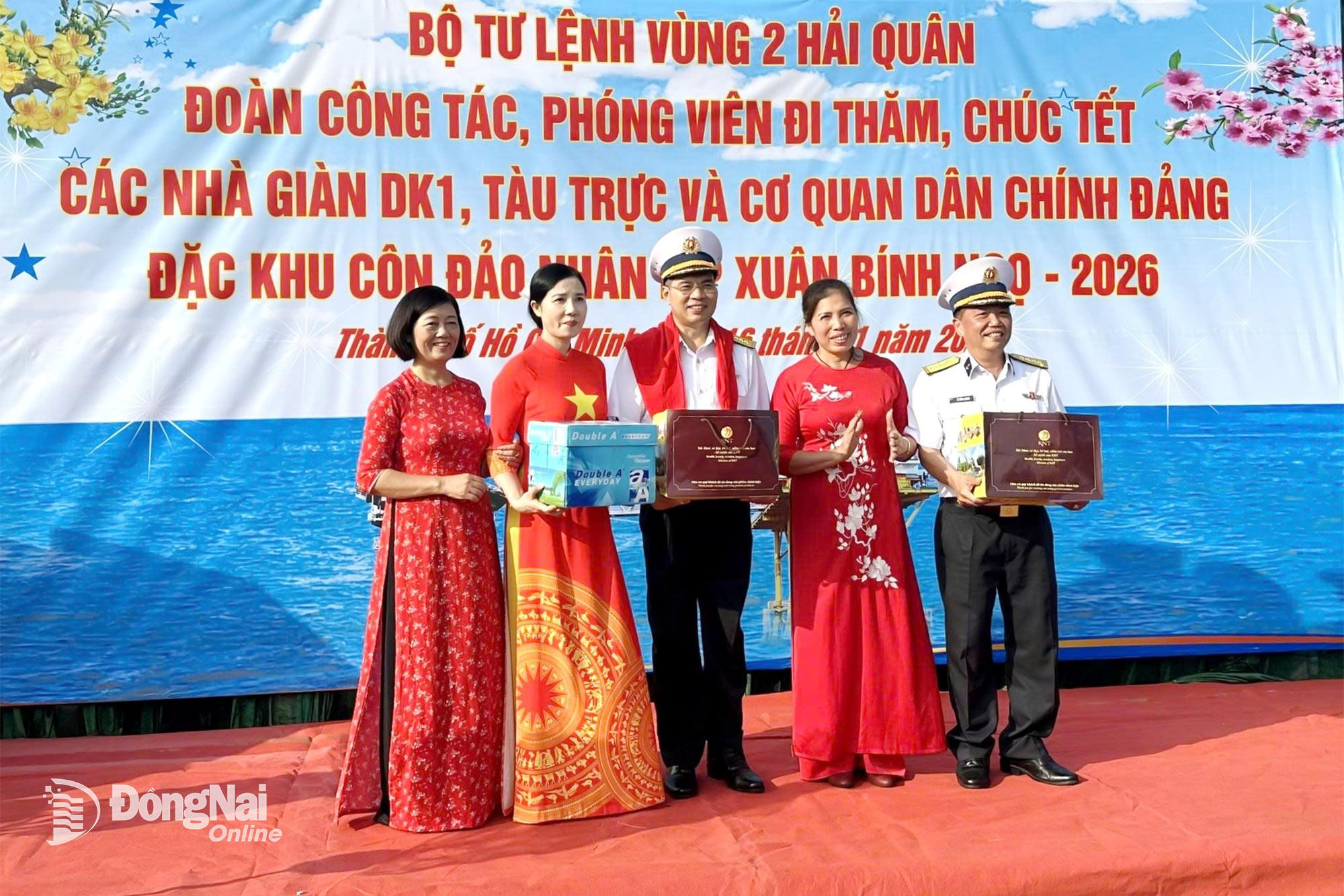 Đại diện doanh nghiệp tặng qu&agrave; đo&agrave;n c&ocirc;ng t&aacute;c. Ảnh: Ngọc Li&ecirc;n