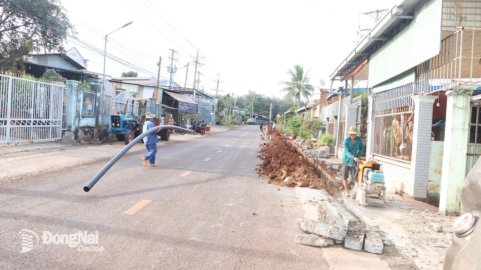 Công ty cổ phần Cấp thoát nước Bình Phước đầu tư mạng lưới cấp nước tập trung tại xã Bình Tân, tỉnh Đồng Nai. Ảnh: Vũ Thuyên