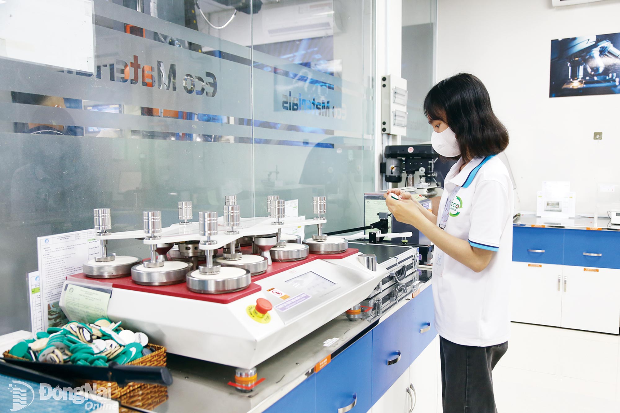 Sản xuất tại Công ty TNHH Chất dẻo thân thiện (Khu công nghiệp Hố Nai). Ảnh: Vương Thế