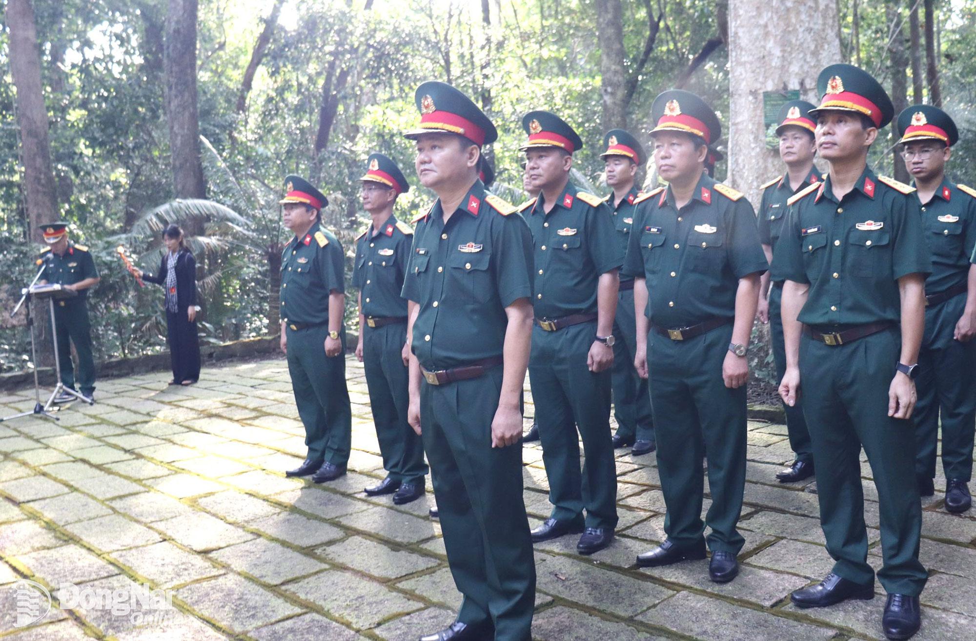 L&atilde;nh đạo tỉnh v&agrave; c&aacute;c đại biểu nghi&ecirc;m trang thực hiện nghi thức viếng anh linh Chủ tịch Hồ Ch&iacute; Minh tại Đền thờ Đại tướng V&otilde; Nguy&ecirc;n Gi&aacute;p v&agrave; c&aacute;c danh tướng miền Nam. Ảnh: Nguyệt H&agrave;  