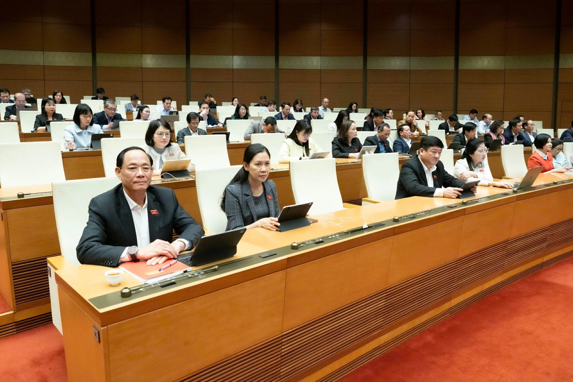 Phó Chủ tịch Quốc hội, Thượng tướng Trần Quang Phương và các đại biểu Quốc hội tham dự Phiên thảo luận    