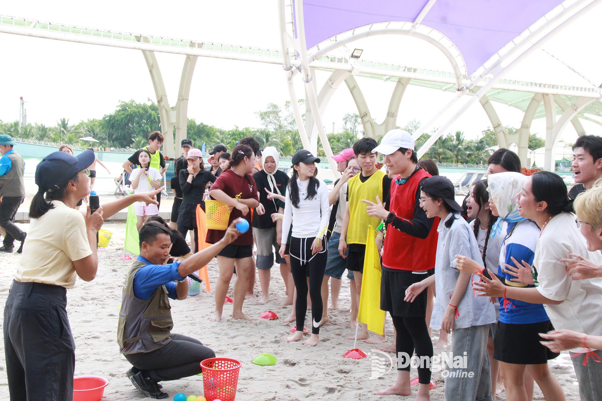 Thanh, thiếu niên tỉnh Jeollanam và tỉnh Đồng Nai cùng tham gia các trò chơi team building do Tỉnh đoàn, Hội Liên hiệp thanh niên tỉnh phối hợp tổ chức. Ảnh: Nga Sơn
