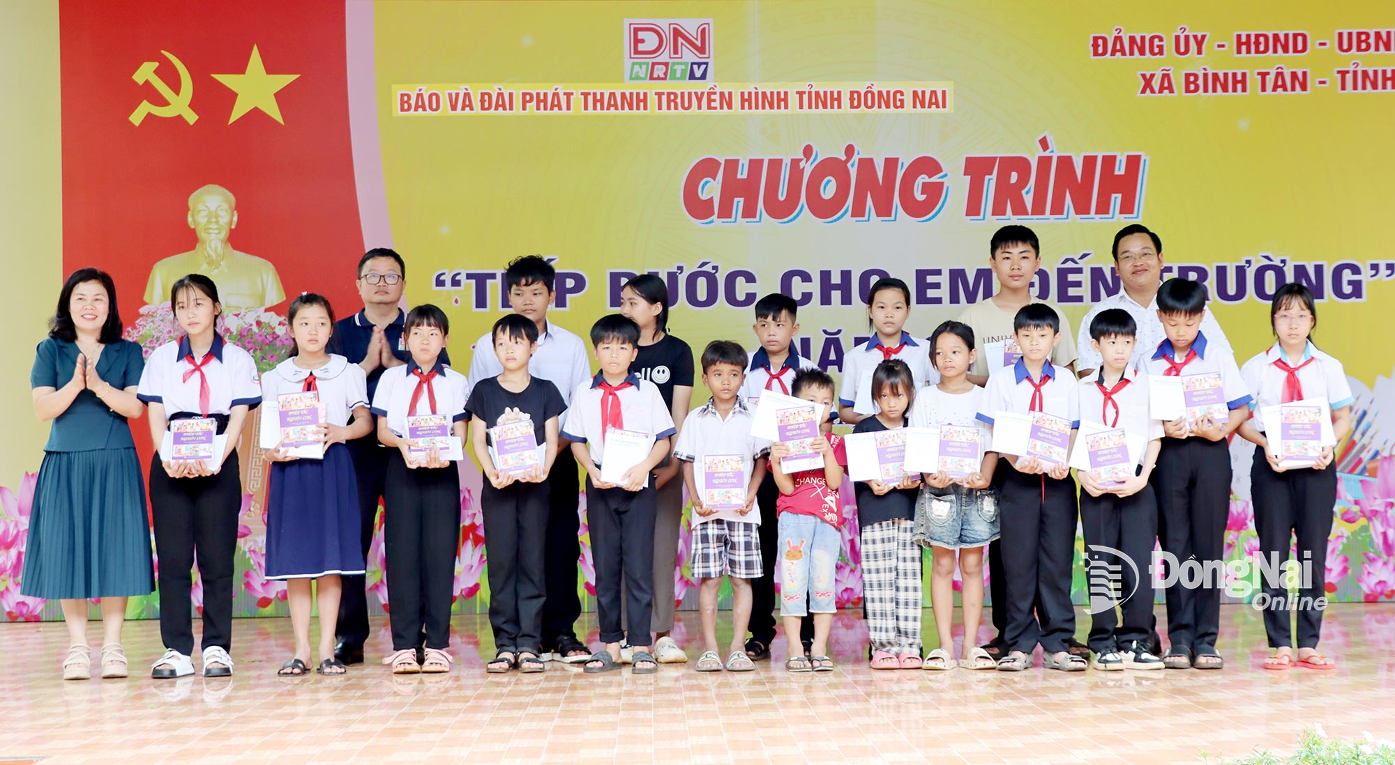 Đại diện Báo và Phát thanh, Truyền hình Đồng Nai cùng lãnh đạo xã Bình Tân trao quà cho các em có hoàn cảnh khó khăn trên địa bàn. Ảnh: Thanh Mảng