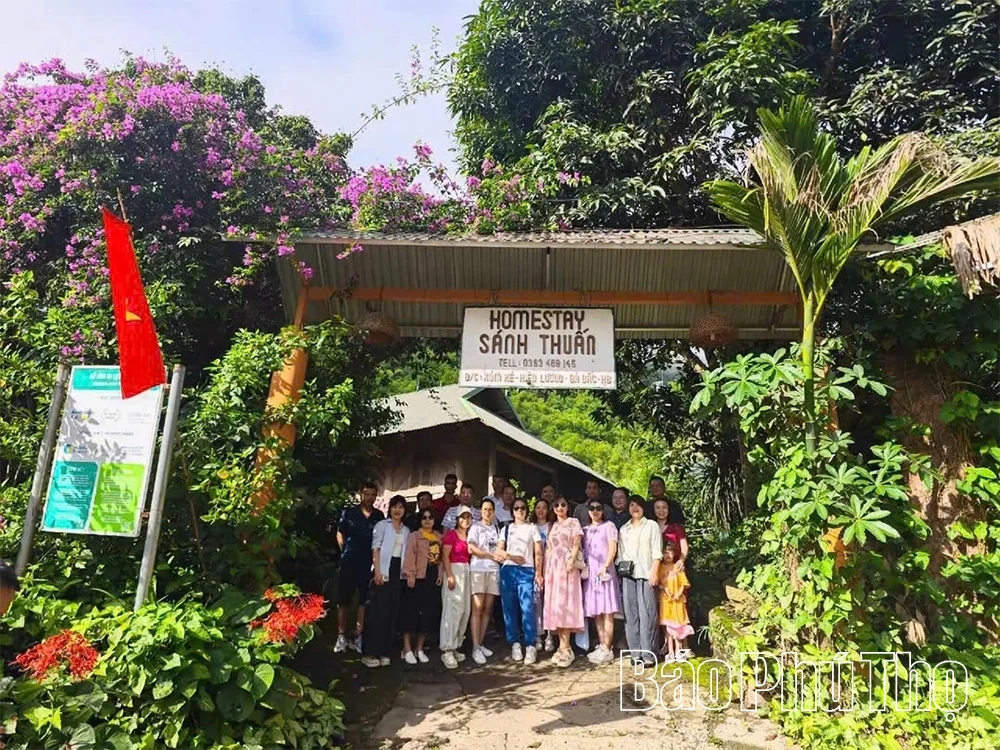 Ch&agrave;ng trai Mường v&agrave; kh&aacute;t vọng giữ hồn bản b&ecirc;n Vịnh Hiền Lương