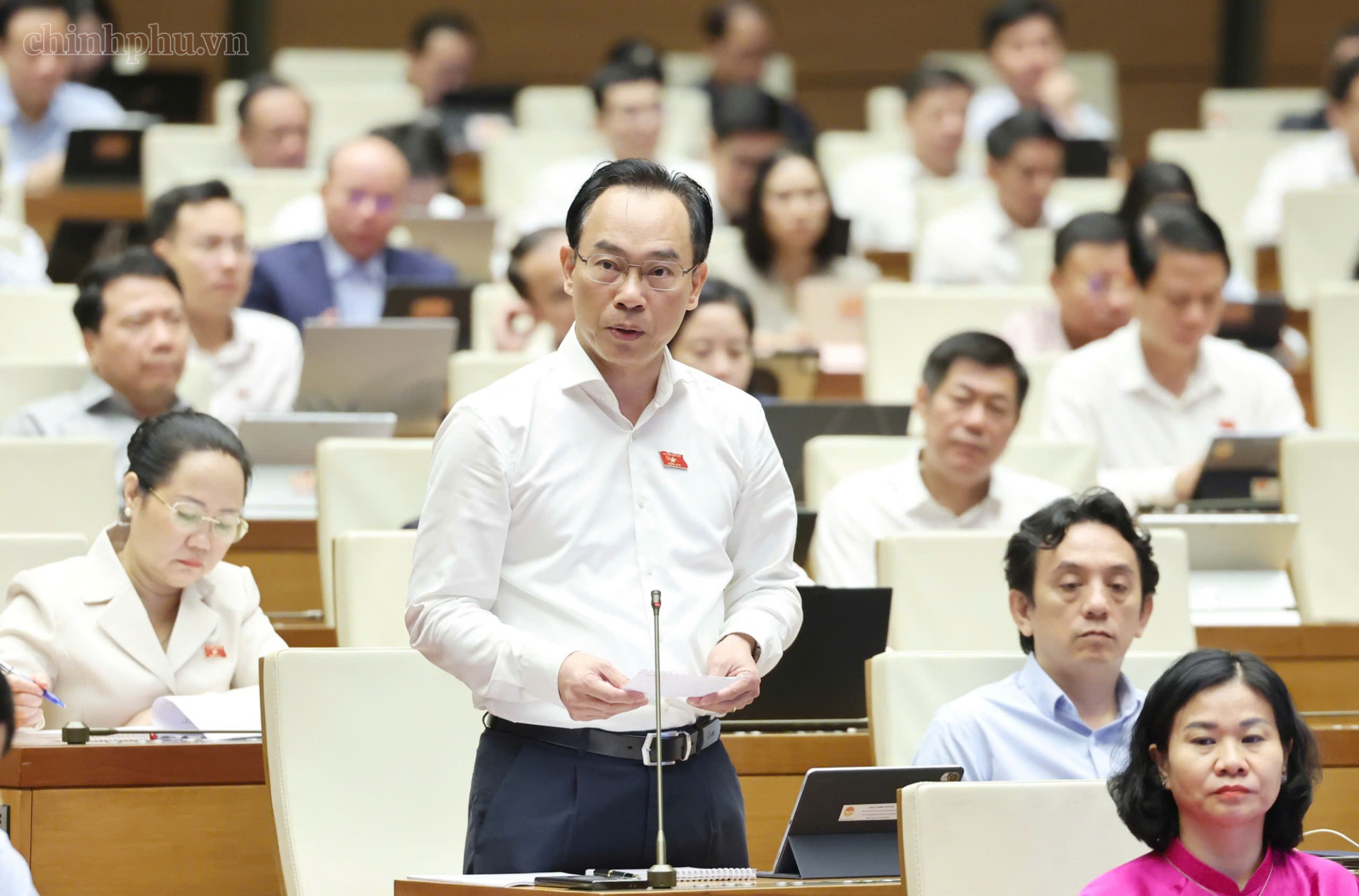 Bộ trưởng Bộ Giáo dục và Đào tạo Hoàng Minh Sơn phát biểu, giải trình, làm rõ những vấn đề được các đại biểu nêu - Ảnh: chinhphu.vn/Nhật Bắc