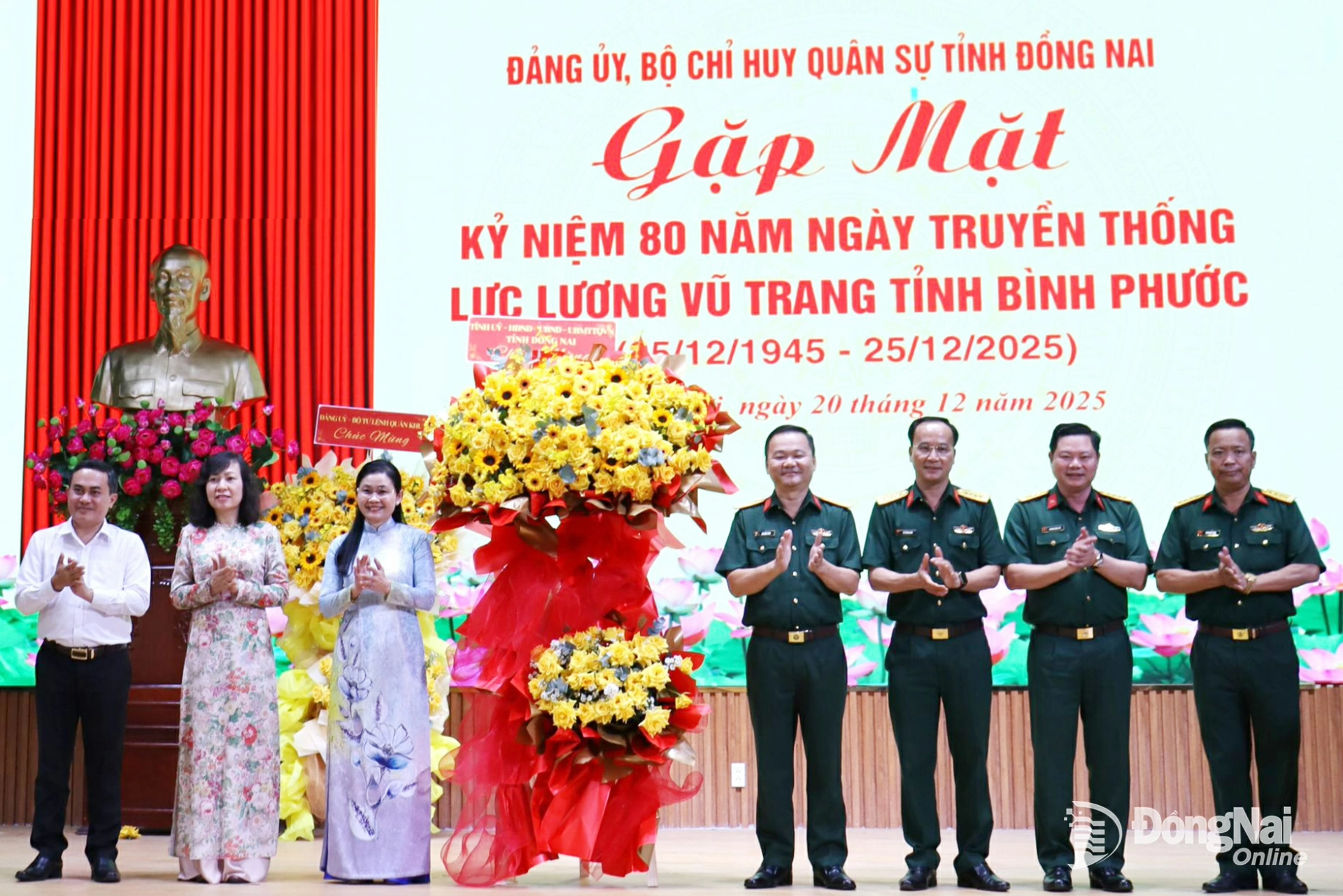 L&atilde;nh đạo tỉnh tặng lẵng hoa của Tỉnh ủy - HĐND - UBND - Ủy ban MTTQ Việt Nam tỉnh ch&uacute;c mừng lực lượng vũ trang tỉnh Đồng Nai trong buổi gặp mặt. Ảnh: Nguyệt H&agrave;