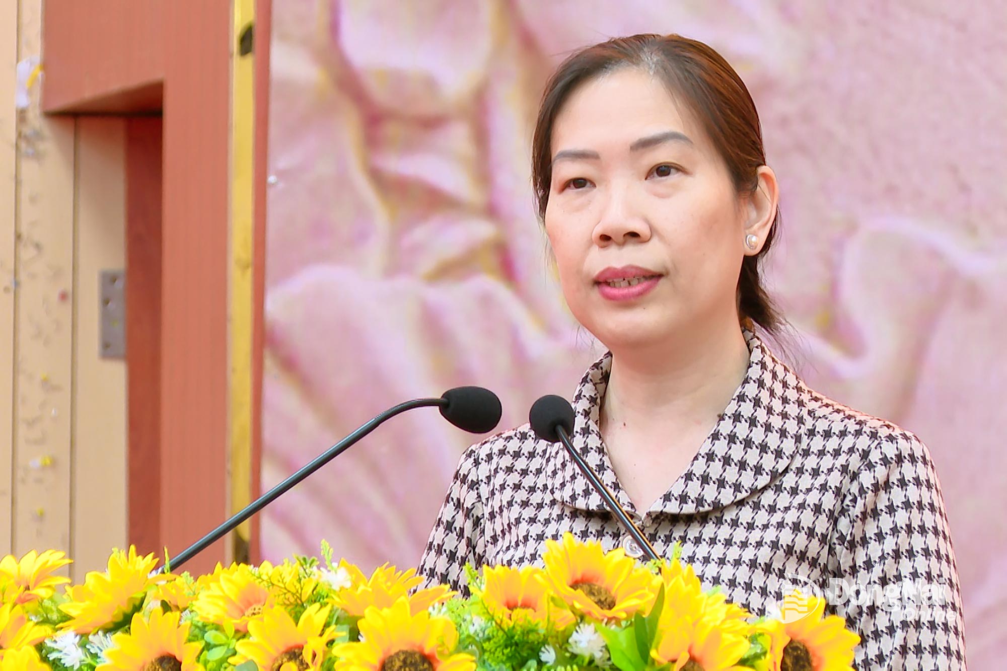 Tỉnh ủy vi&ecirc;n, Ph&oacute; Trưởng ban Tổ chức Tỉnh ủy Đồng Nai B&ugrave;i Thị Yến tr&igrave;nh b&agrave;y b&aacute;o c&aacute;o chuy&ecirc;n đề về c&ocirc;ng t&aacute;c c&aacute;n bộ. Ảnh: Thanh L&acirc;m