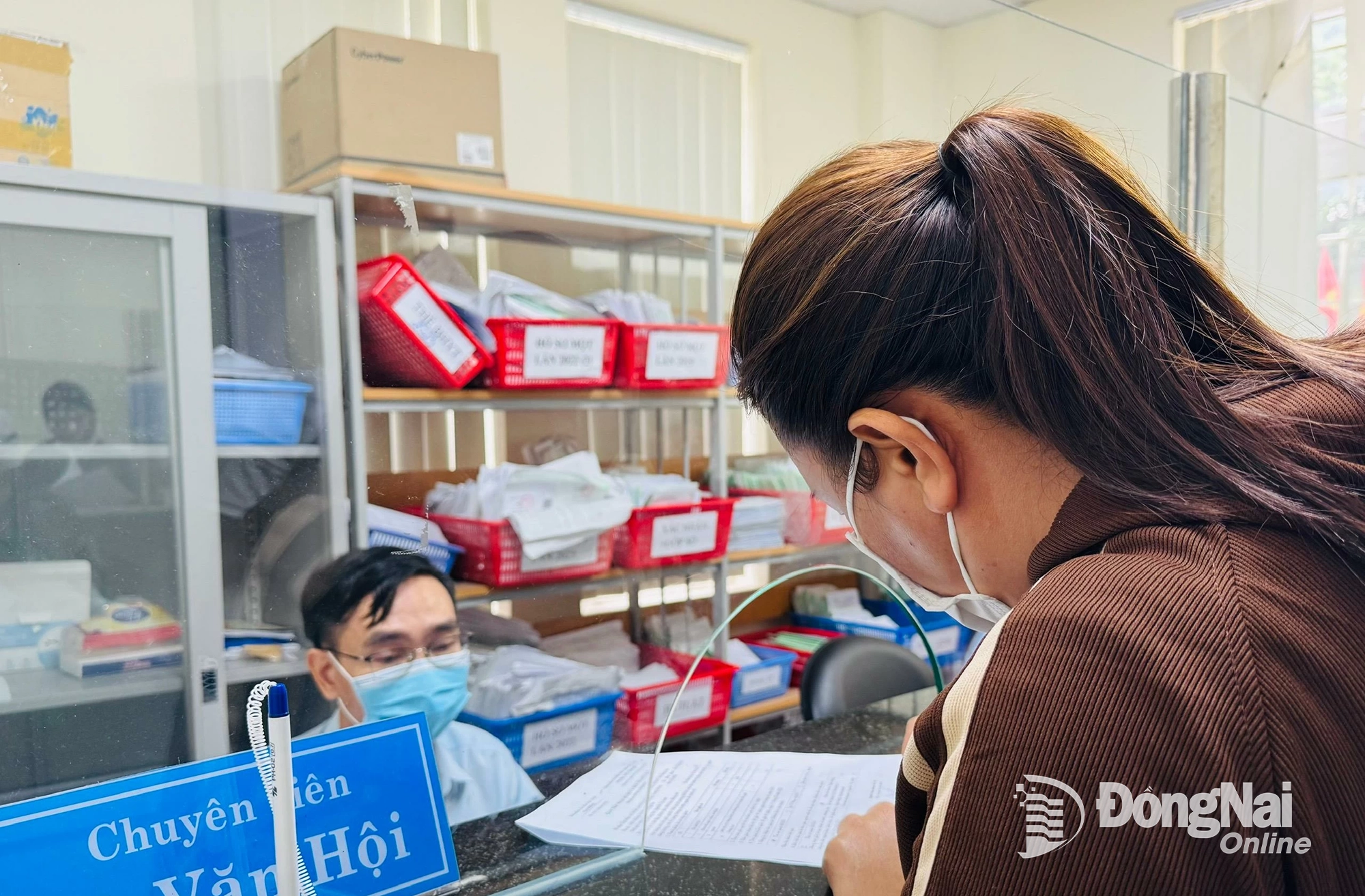 Người dân thực hiện các thủ tục hành chính tại Bảo hiểm xã hội tỉnh Đồng Nai (đường Hà Huy Giáp, phường Trấn Biên). Ảnh: Hạnh Dung