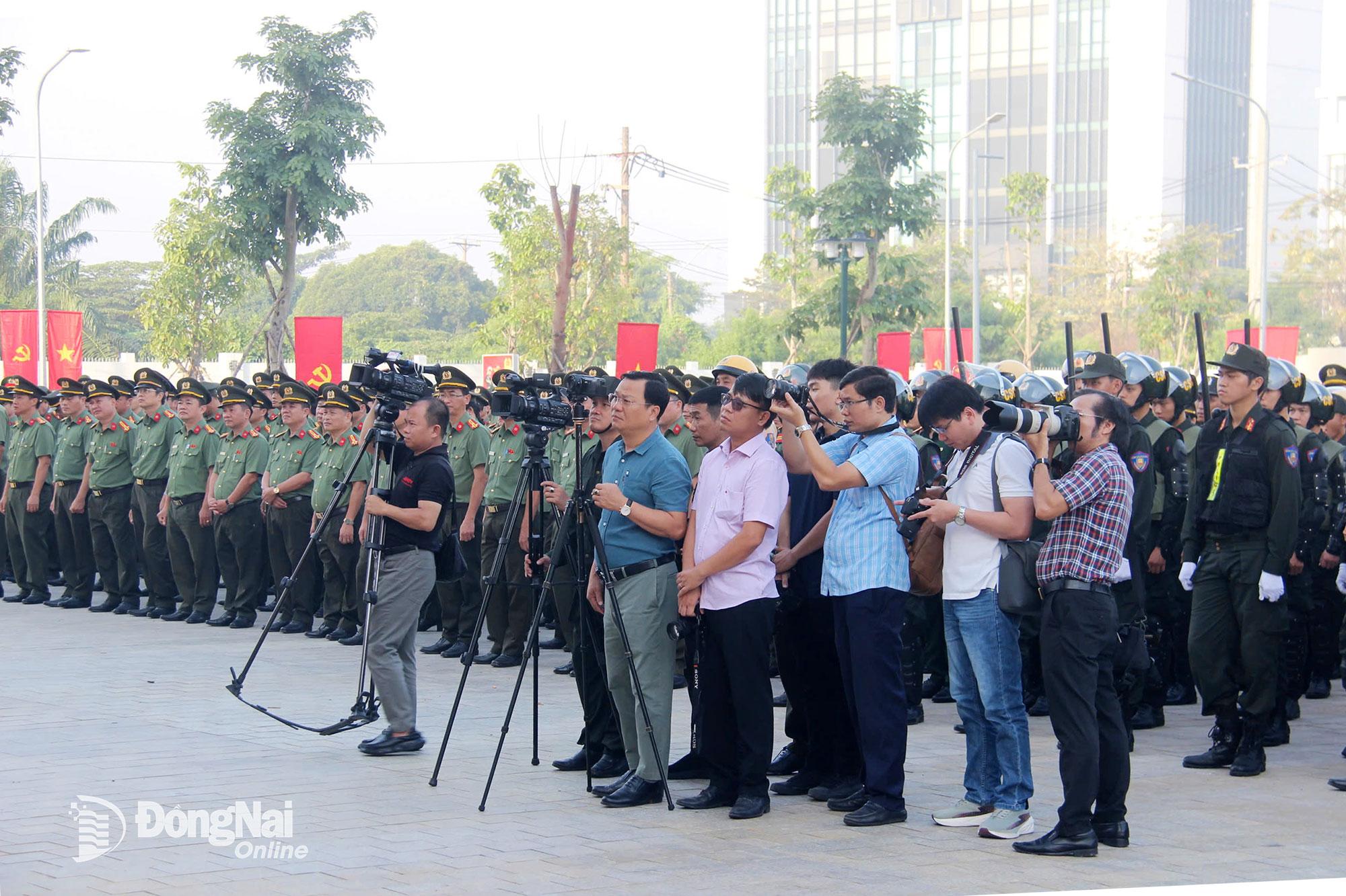 Ph&oacute;ng vi&ecirc;n c&aacute;c cơ quan b&aacute;o ch&iacute; t&aacute;c nghiệp tại Lễ ra qu&acirc;n cao điểm tấn c&ocirc;ng, trấn &aacute;p tội phạm đảm bảo tuyệt đối an to&agrave;n Đại hội Đại biểu to&agrave;n quốc lần thứ XIV của Đảng do C&ocirc;ng an tỉnh Đồng Nai tổ chức. Ảnh: Trần Danh