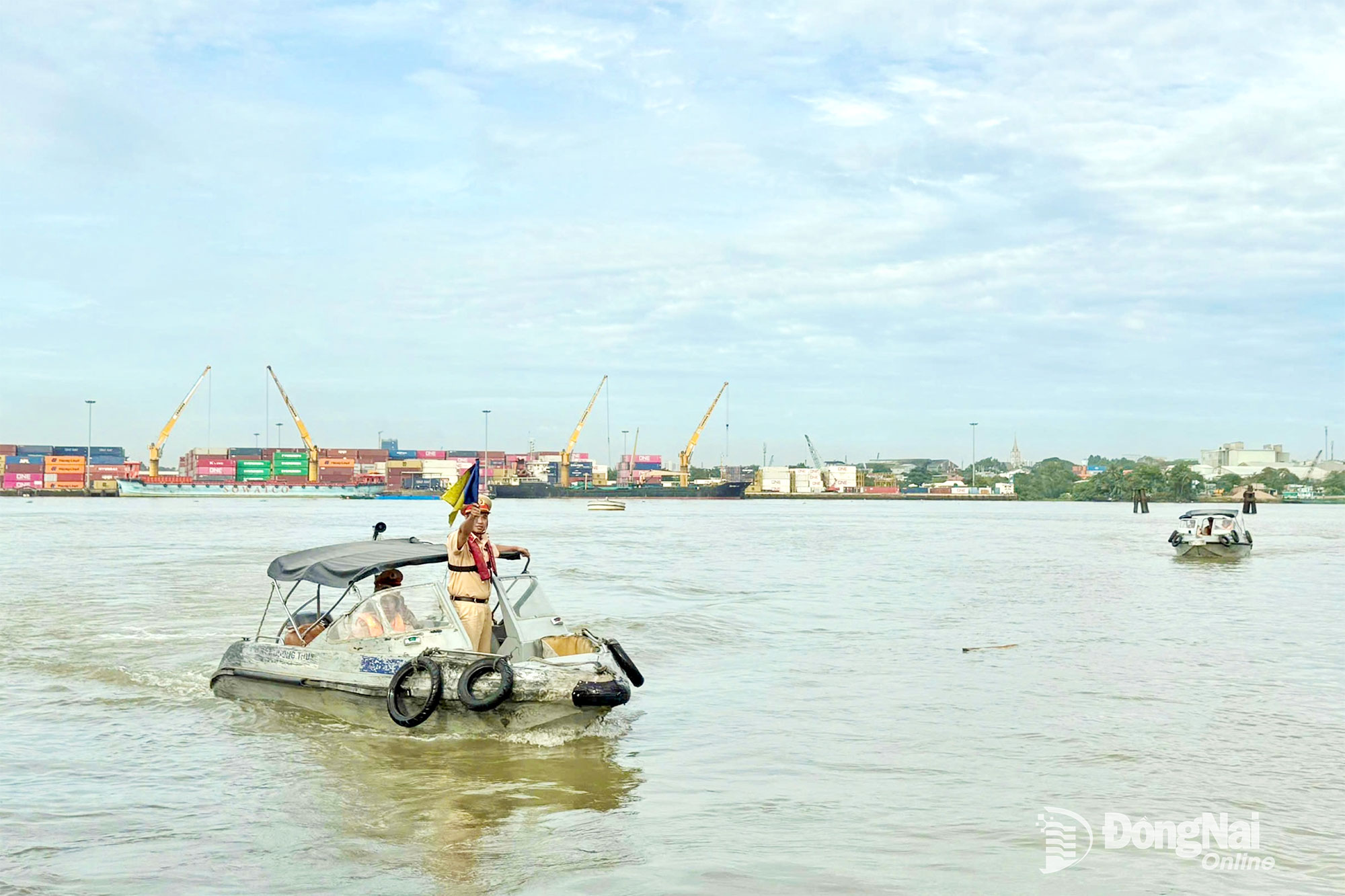 Lực lượng cảnh s&aacute;t giao th&ocirc;ng đường thủy tuần tra tr&ecirc;n s&ocirc;ng Đồng Nai (đoạn qua phường Long Hưng, tỉnh Đồng Nai).&nbsp;Ảnh: Ho&agrave;ng Lan