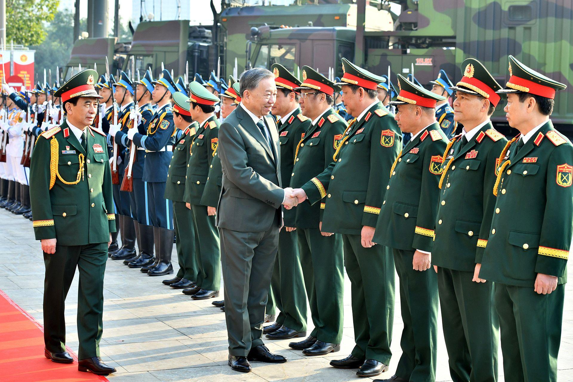 Tổng B&iacute; thư T&ocirc; L&acirc;m với c&aacute;c đồng ch&iacute; l&atilde;nh đạo Qu&acirc;n ủy Trung ương, Bộ Quốc ph&ograve;ng tại Lễ kỷ niệm 80 năm Ng&agrave;y th&agrave;nh lập Qu&acirc;n đội nh&acirc;n d&acirc;n Việt Nam.    
