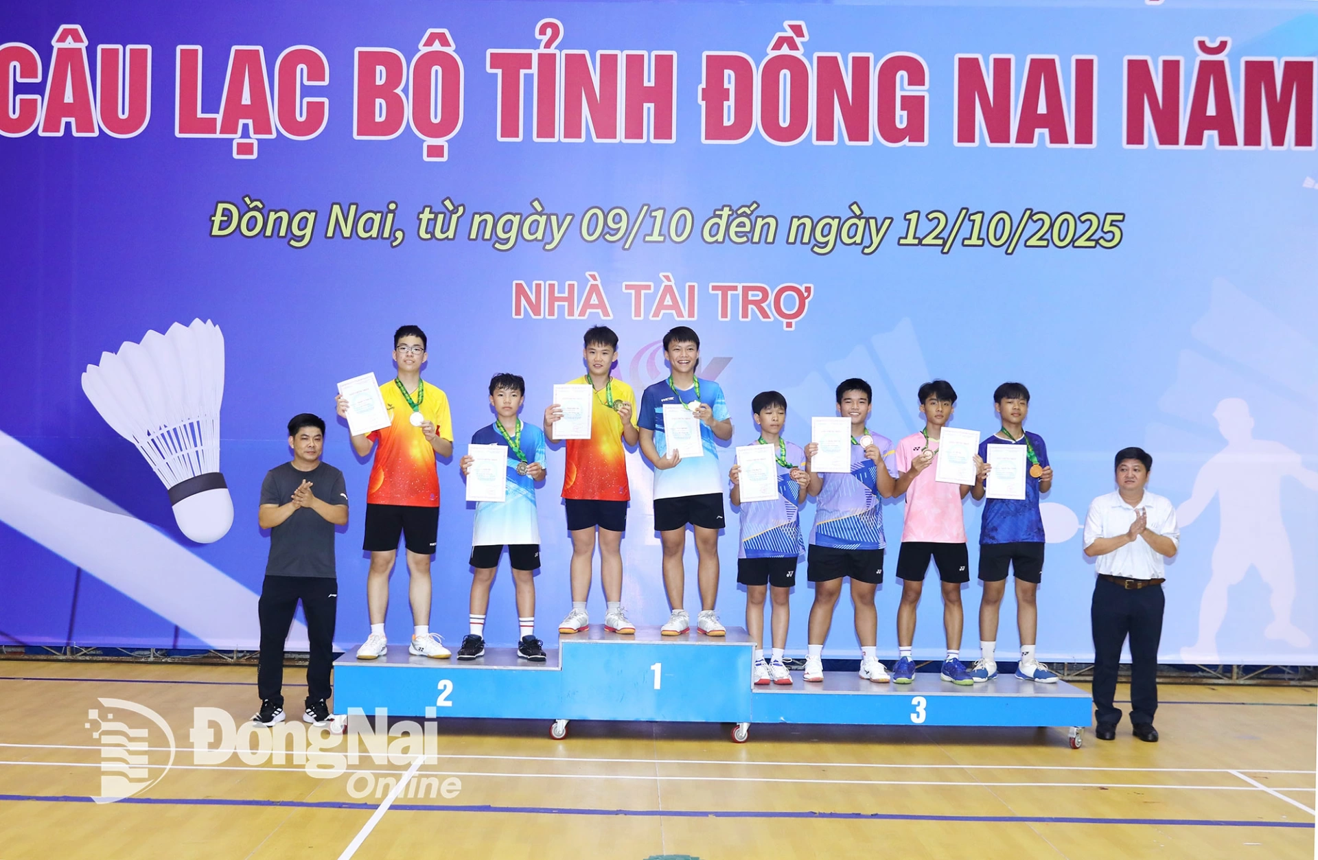 Ban tổ chức trao giải cho các vận động viên đạt thứ hạng cao nội dung đôi nam U.17 tuổi. Ảnh: Huy Anh