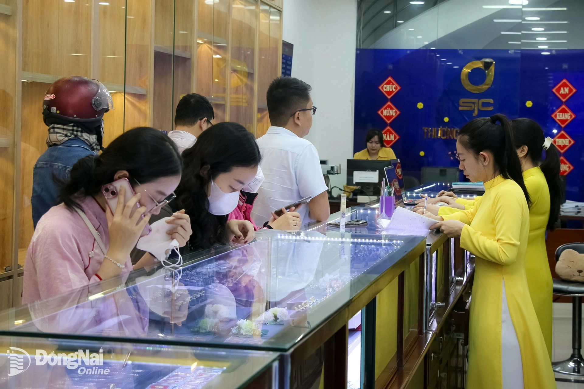 Người dân tham khảo các loại vàng miếng, vàng nhẫn tại một trung tâm kim hoàn trên đường 30-4 (phường Trấn Biên). Ảnh: Hải Quân