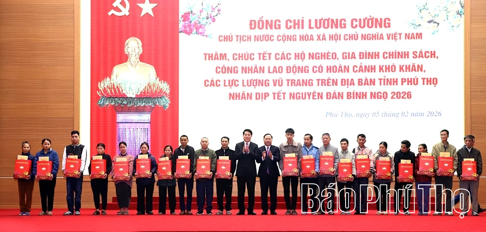 Chủ tịch nước Lương Cường thăm, tặng qu&agrave; v&agrave; ch&uacute;c Tết tại Ph&uacute; Thọ