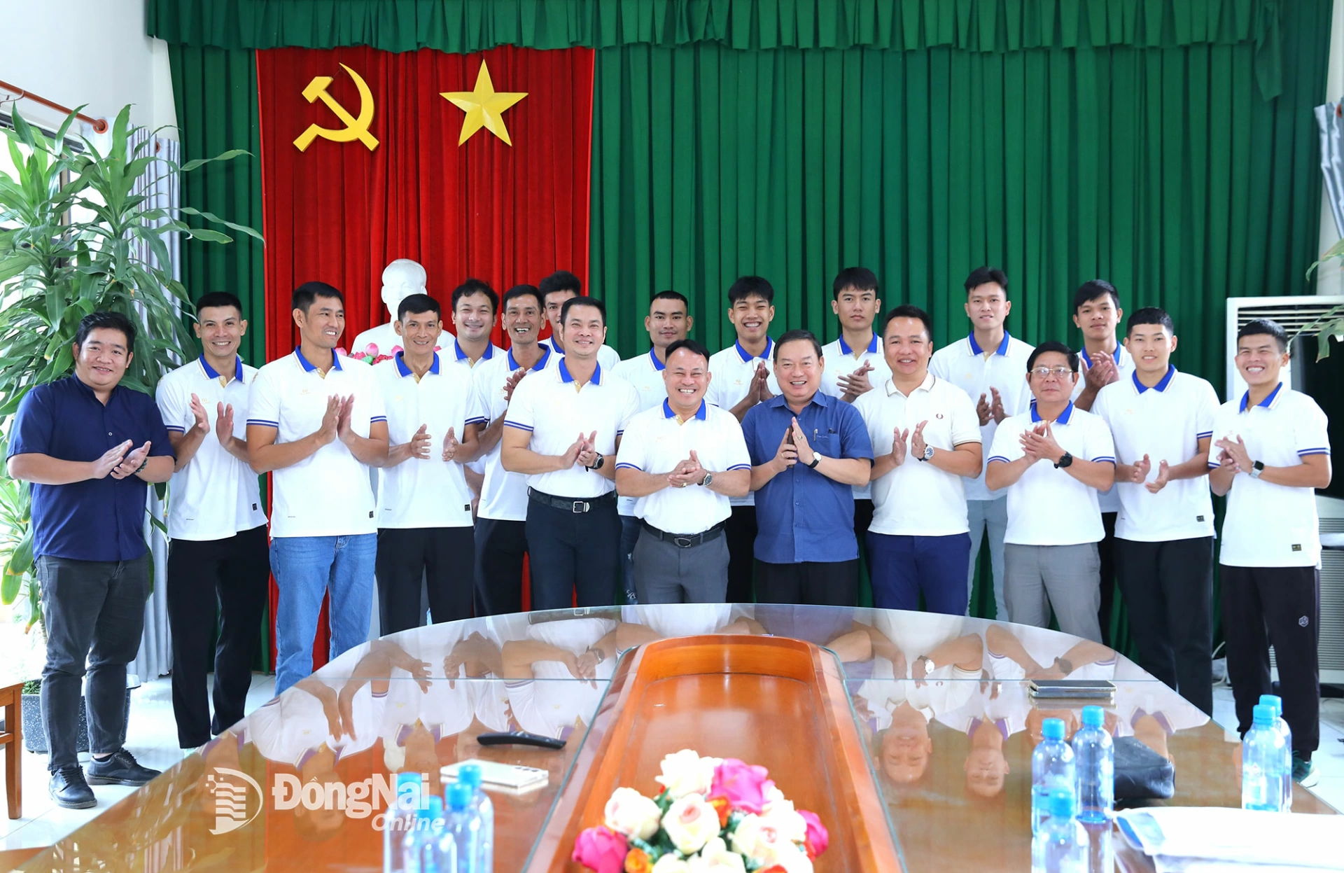 Đại biểu, l&atilde;nh đạo Trung t&acirc;m Huấn luyện v&agrave; Thi đấu thể thao tỉnh v&agrave; c&aacute;c th&agrave;nh vi&ecirc;n đội b&oacute;ng chuyền nam Đồng Nai chụp h&igrave;nh lưu niệm sau buổi k&yacute; kết. Ảnh: Huy Anh