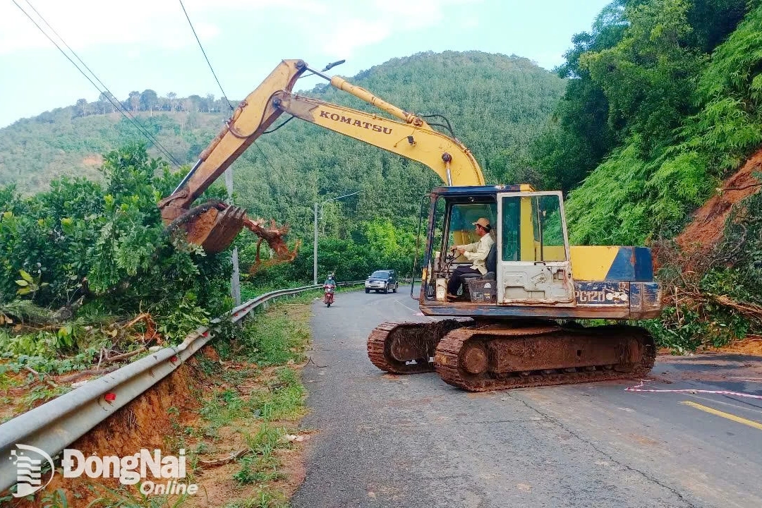 UBND xã thuê xe cơ giới khẩn trương khắc phục sạt lở. Ảnh: Quang Minh