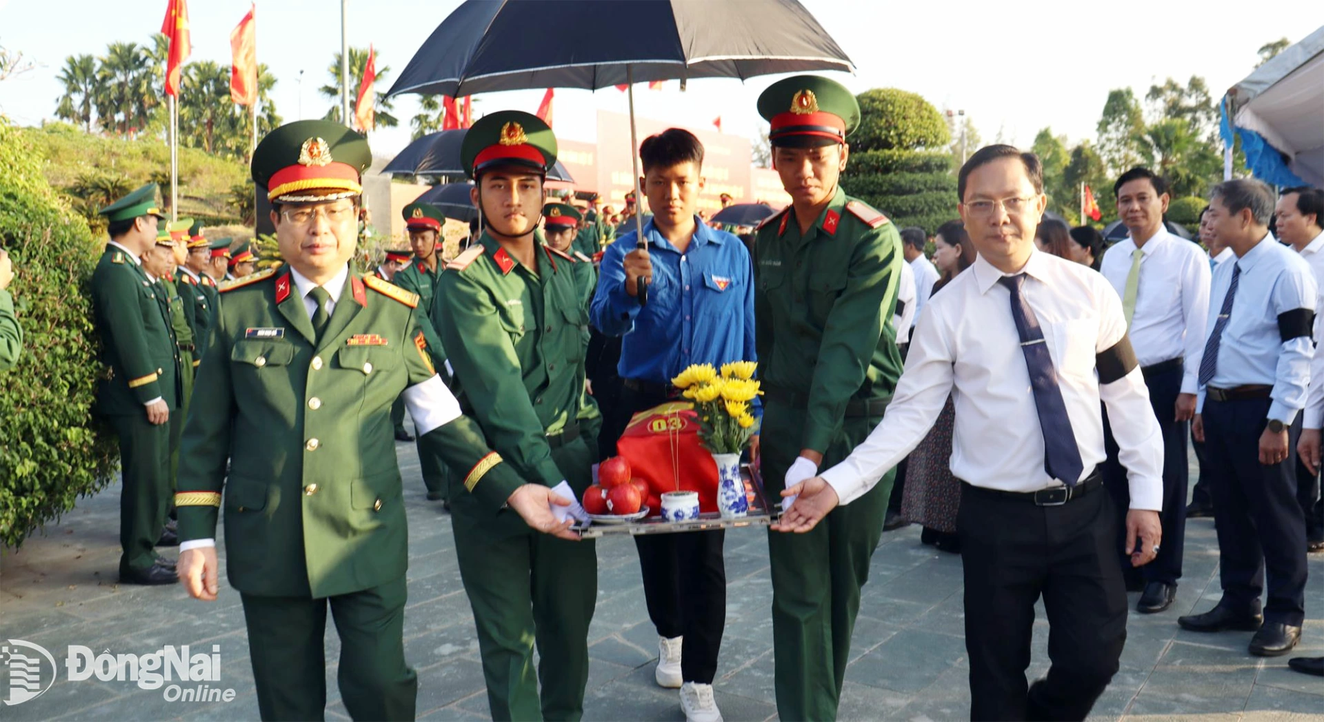 Đồng chí Hà Anh Dũng, Ủy viên Ban Thường vụ Tỉnh ủy, Phó Chủ tịch Thường trực Ủy ban MTTQ Việt Nam tỉnh Đồng Nai và thủ trưởng Binh đoàn 16 di quách hài cốt liệt sĩ. Ảnh: Nguyệt Hà