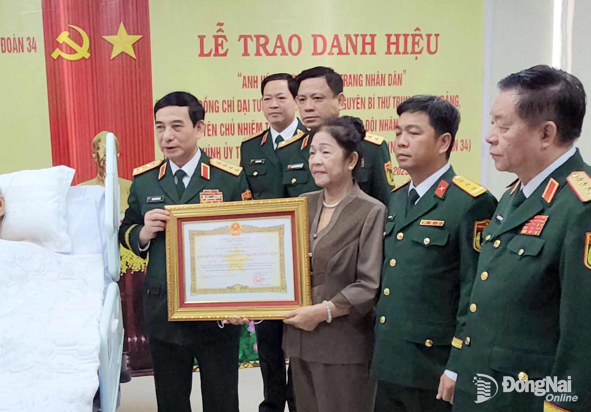 Thừa ủy quyền của Chủ tịch nước, Đại tướng Phan Văn Giang trao danh hiệu Anh hùng Lực lượng vũ trang nhân dân và tặng hoa cho gia đình Đại tướng Lê Văn Dũng. Ảnh: Lê Cầu