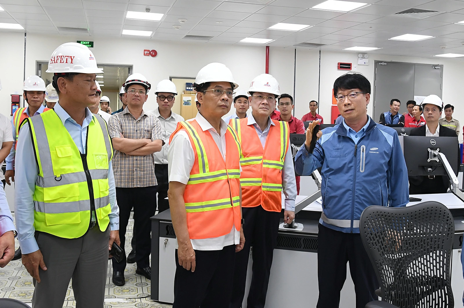 Phó Thủ tướng nói chuyện với nhà thầu quốc tế - Ảnh: VGP/Hải Minh