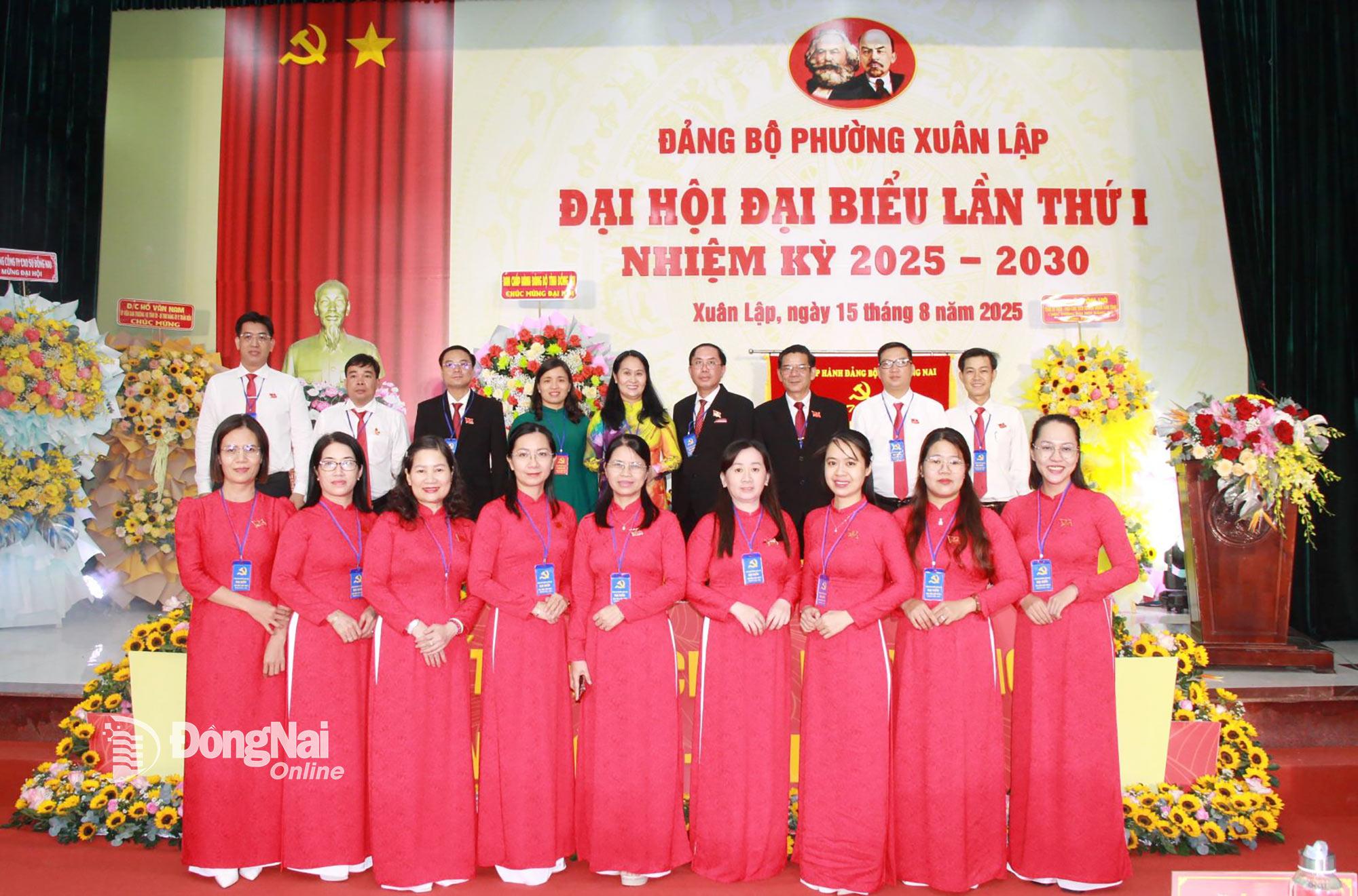 Các đại biểu chụp hình cùng Ban Chấp hành Đảng bộ phường Xuân Lập. Ảnh: Nga Sơn