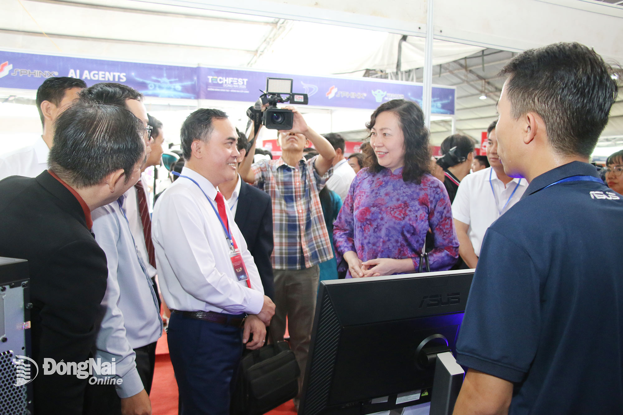 Các đại biểu nghe các doanh nghiệp đổi mới sáng tạo chia sẻ tại triển lãm công nghệ số. Ảnh: Hải Quân