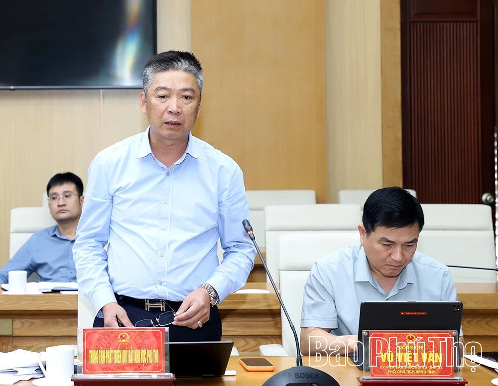 Chủ tịch UBND tỉnh Trần Duy Đông nghe báo cáo công tác quản lý nhà nước về đầu tư công, tài sản công và cấp nước sạch nông thôn