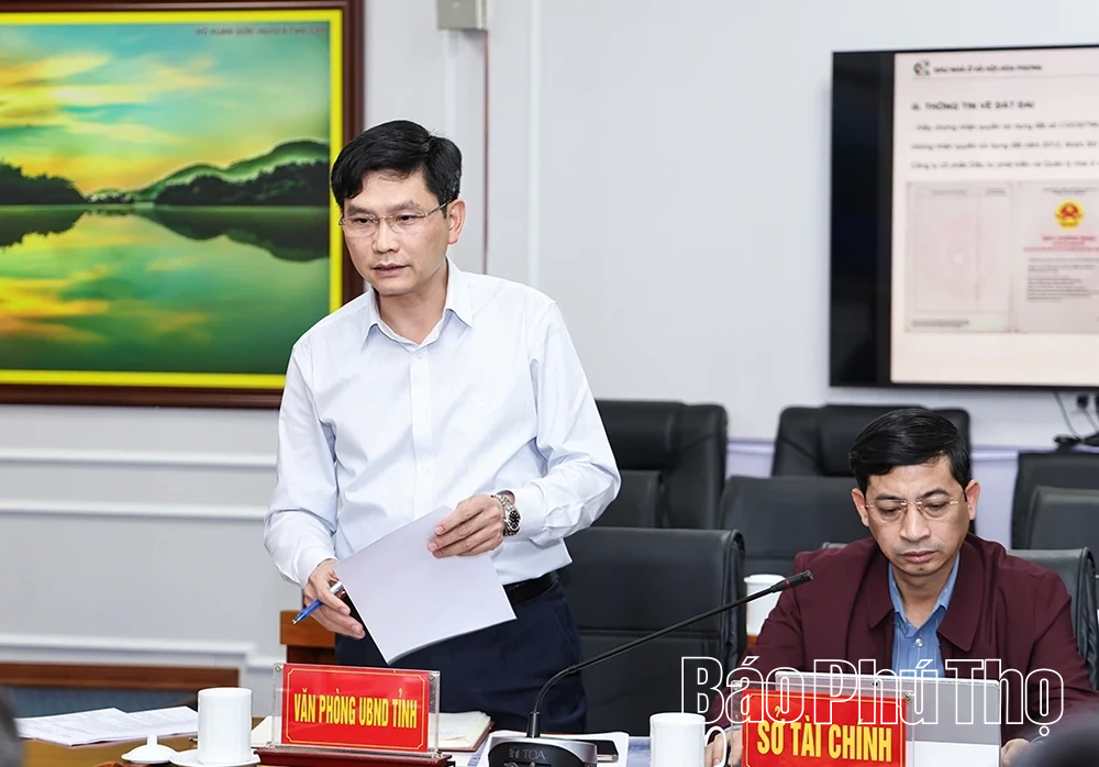 Ph&oacute; Chủ tịch UBND tỉnh Vũ Việt Văn nghe b&aacute;o c&aacute;o quy hoạch ph&acirc;n khu đ&ocirc; thị v&agrave; quản l&yacute; nh&agrave; ở