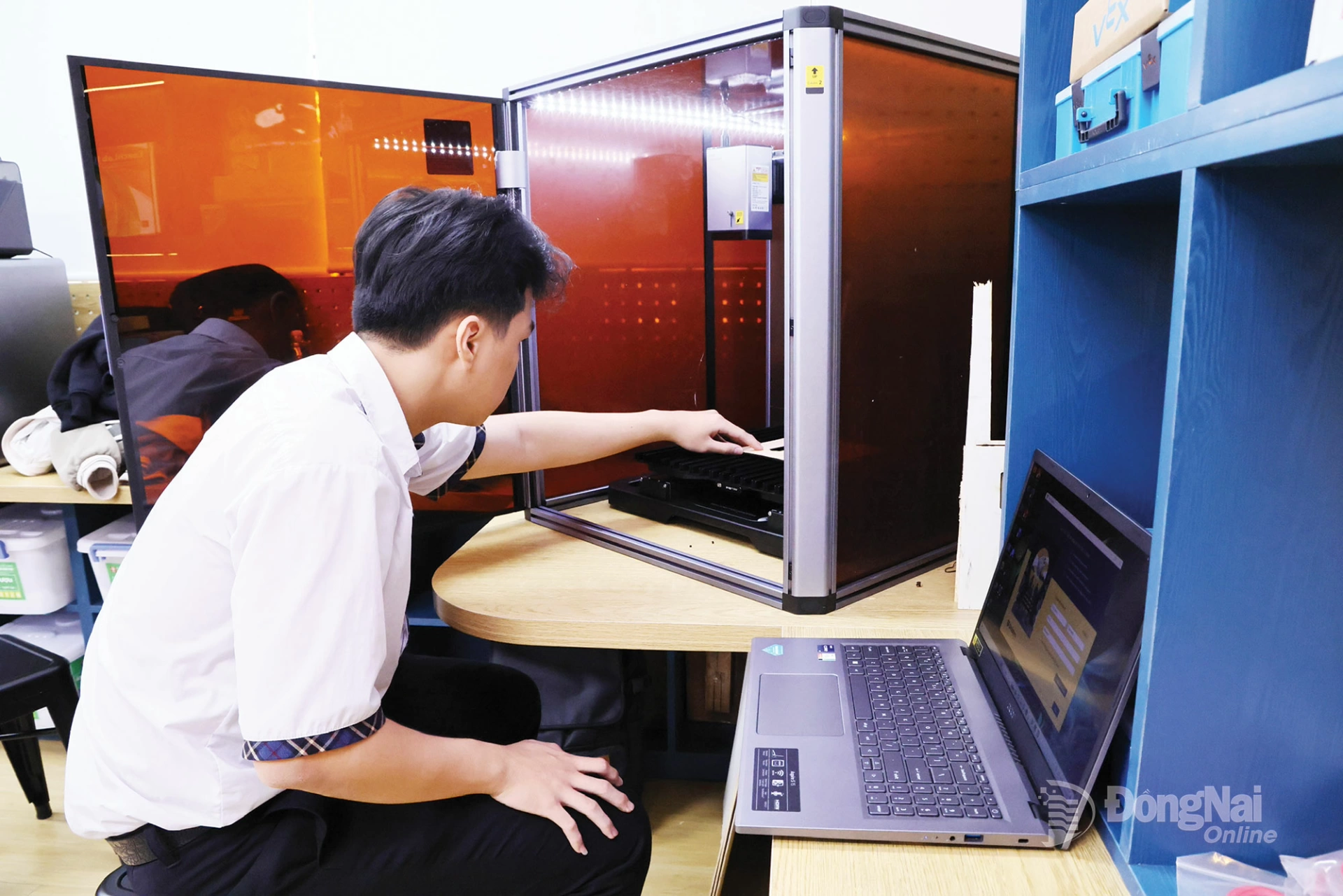 M&aacute;y cắt laser cỡ nhỏ hiện đại được trang bị tại ph&ograve;ng thực h&agrave;nh.