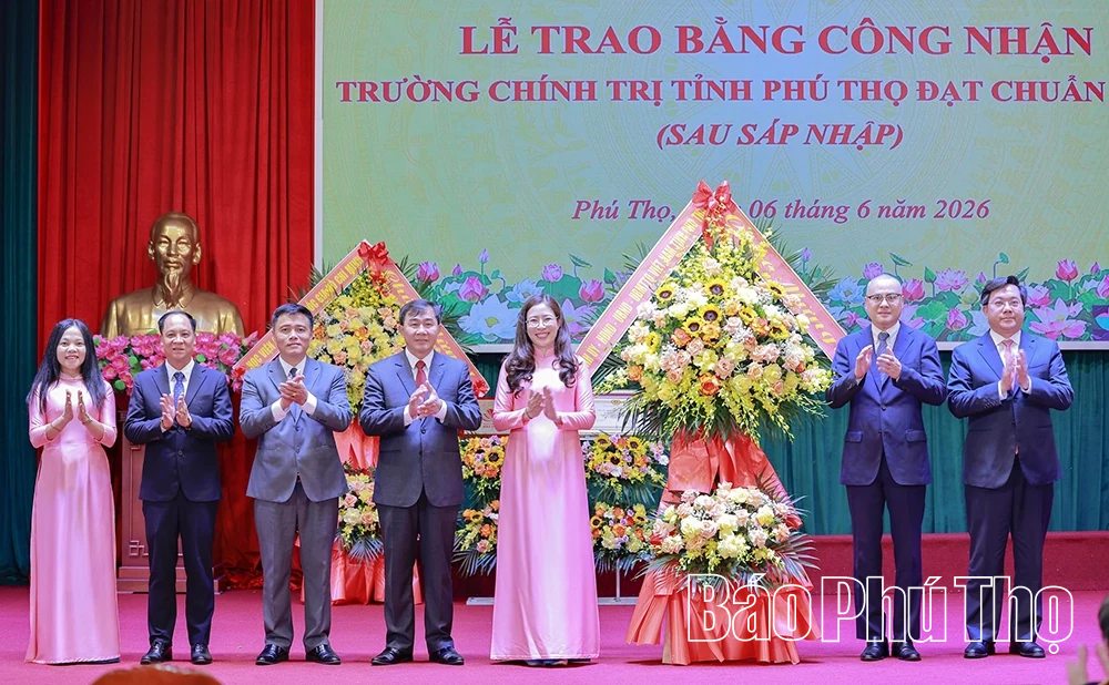 Lễ trao Bằng công nhận Trường Chính trị tỉnh Phú Thọ đạt chuẩn mức 1 sau sáp nhập