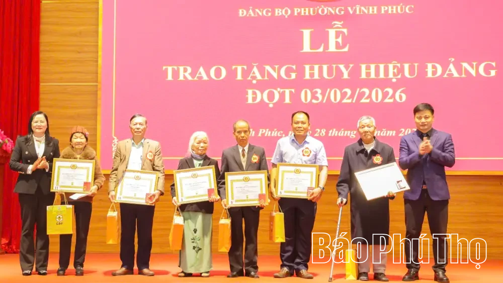 Ph&oacute; B&iacute; thư Tỉnh ủy B&ugrave;i Huy Vĩnh trao Huy hiệu Đảng tặng đảng vi&ecirc;n phường Vĩnh Ph&uacute;c
