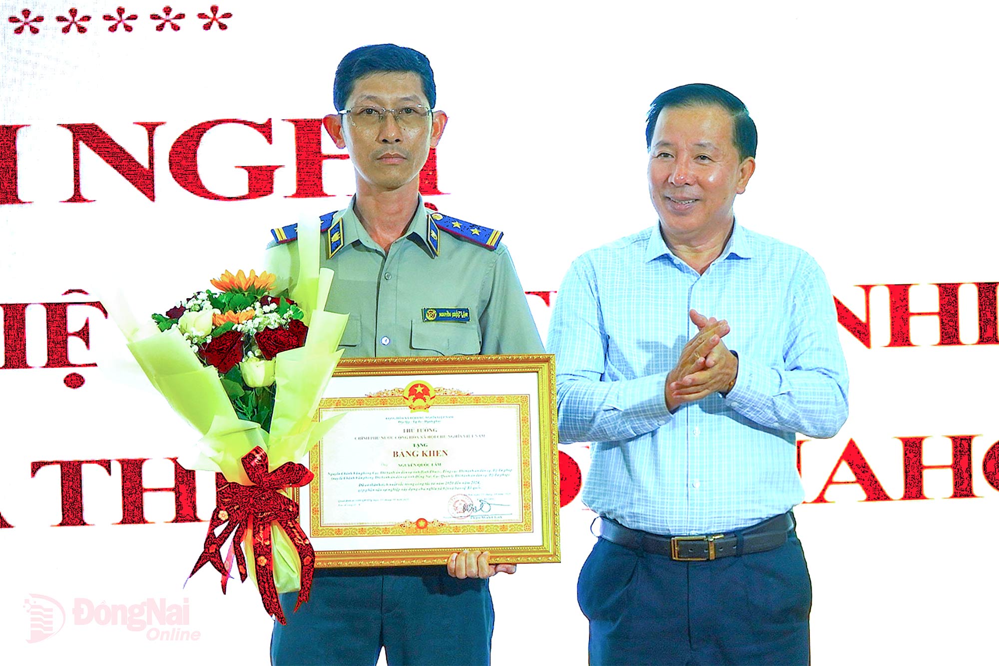 Đồng ch&iacute; Nguyễn Văn &Uacute;t, Ph&oacute; B&iacute; thư Tỉnh ủy, Chủ tịch UBND tỉnh, Trưởng ban Chỉ đạo thi h&agrave;nh &aacute;n d&acirc;n sự tỉnh Đồng Nai trao Bằng khen của Thủ tướng Ch&iacute;nh phủ cho c&aacute; nh&acirc;n đạt th&agrave;nh t&iacute;ch xuất sắc trong thực hiện nhiệm vụ tại Hội nghị Triển khai thực hiện chỉ ti&ecirc;u, nhiệm vụ c&ocirc;ng t&aacute;c&nbsp;thi h&agrave;nh &aacute;n d&acirc;n sự, thi h&agrave;nh &aacute;n h&agrave;nh ch&iacute;nh năm 2026. Ảnh: An Nhơn