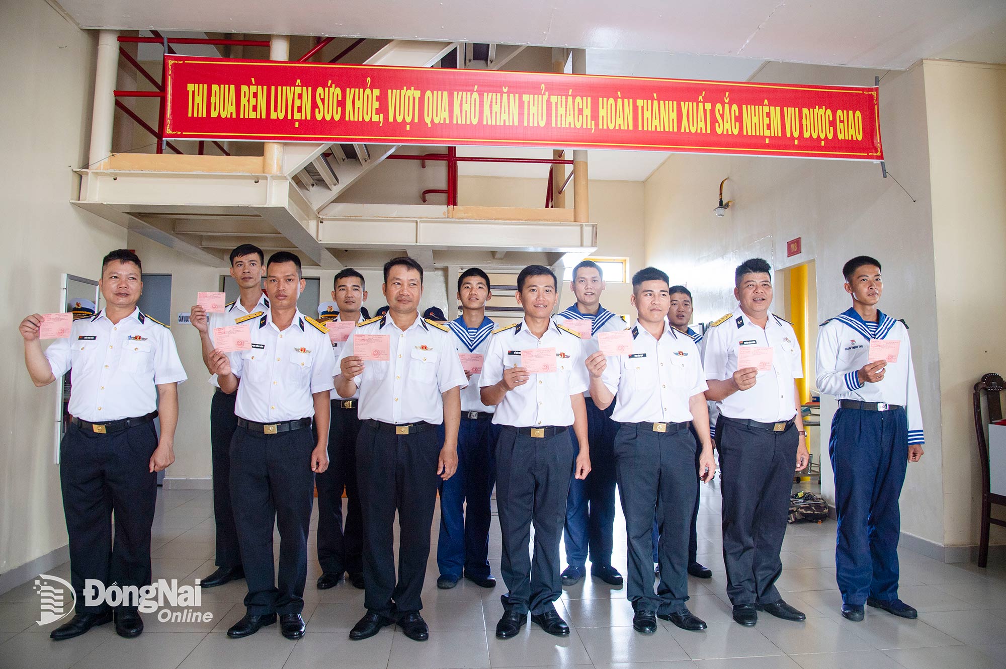 10. Cử tri trên nhà giàn DK1/8 Cụm Quế Đường phấn khởi khi được thực hiện quyền và nghĩa vụ công dân giữa biển khơi. Những lá phiếu giữa trùng khơi hôm nay góp phần làm nên ngày hội của toàn dân, đồng thời khẳng định chủ quyền thiêng liêng của Tổ quốc trên biển. Ảnh: Văn Đường