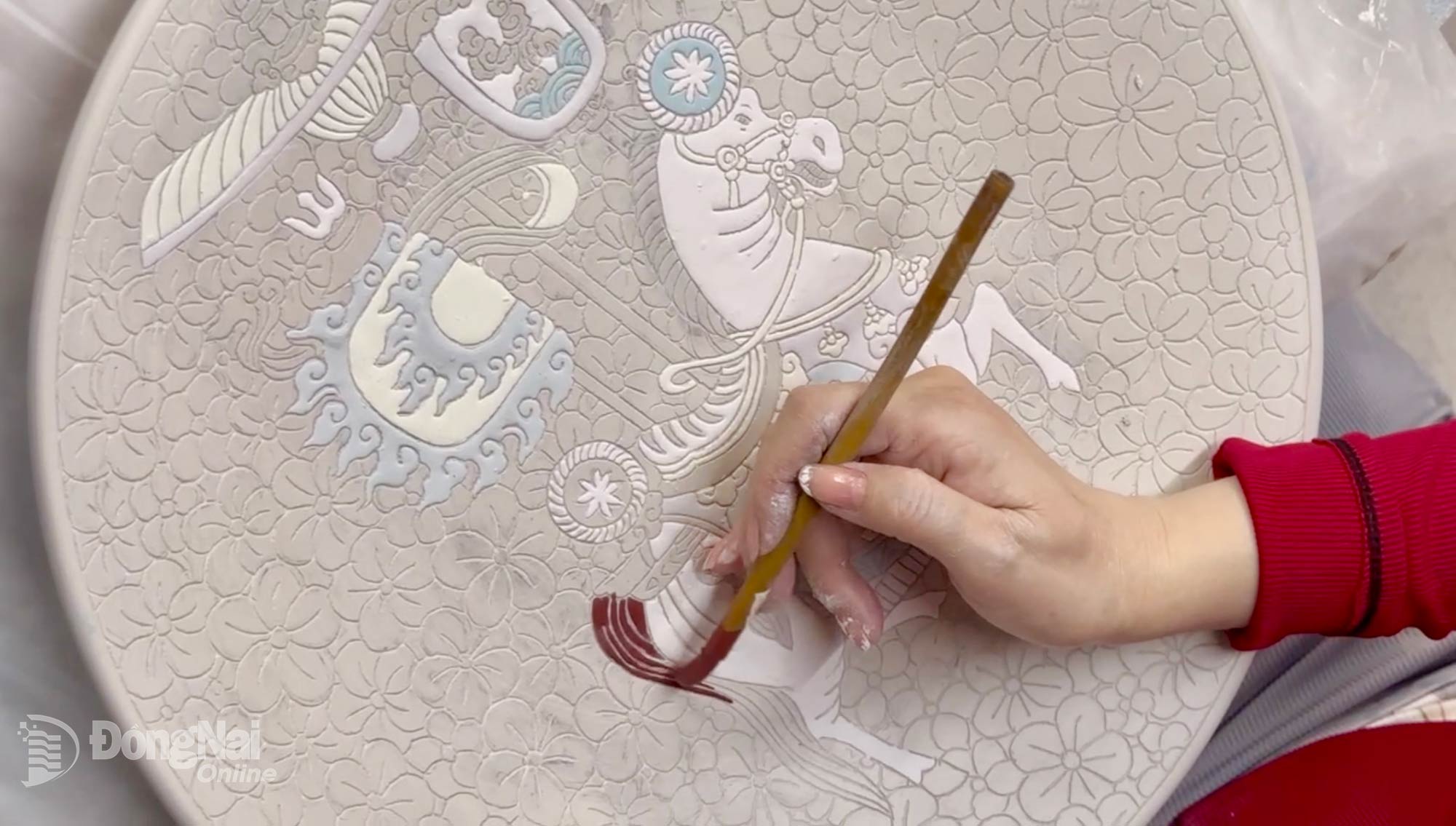 Chấm men cho đĩa gốm &ldquo;m&atilde; đ&aacute;o th&agrave;nh c&ocirc;ng&rdquo; - tranh d&acirc;n gian Việt Nam.