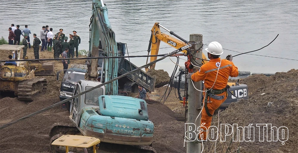 Khẩn trương triển khai cung ứng điện khu vực lắp đặt cầu phao qua sông Lô