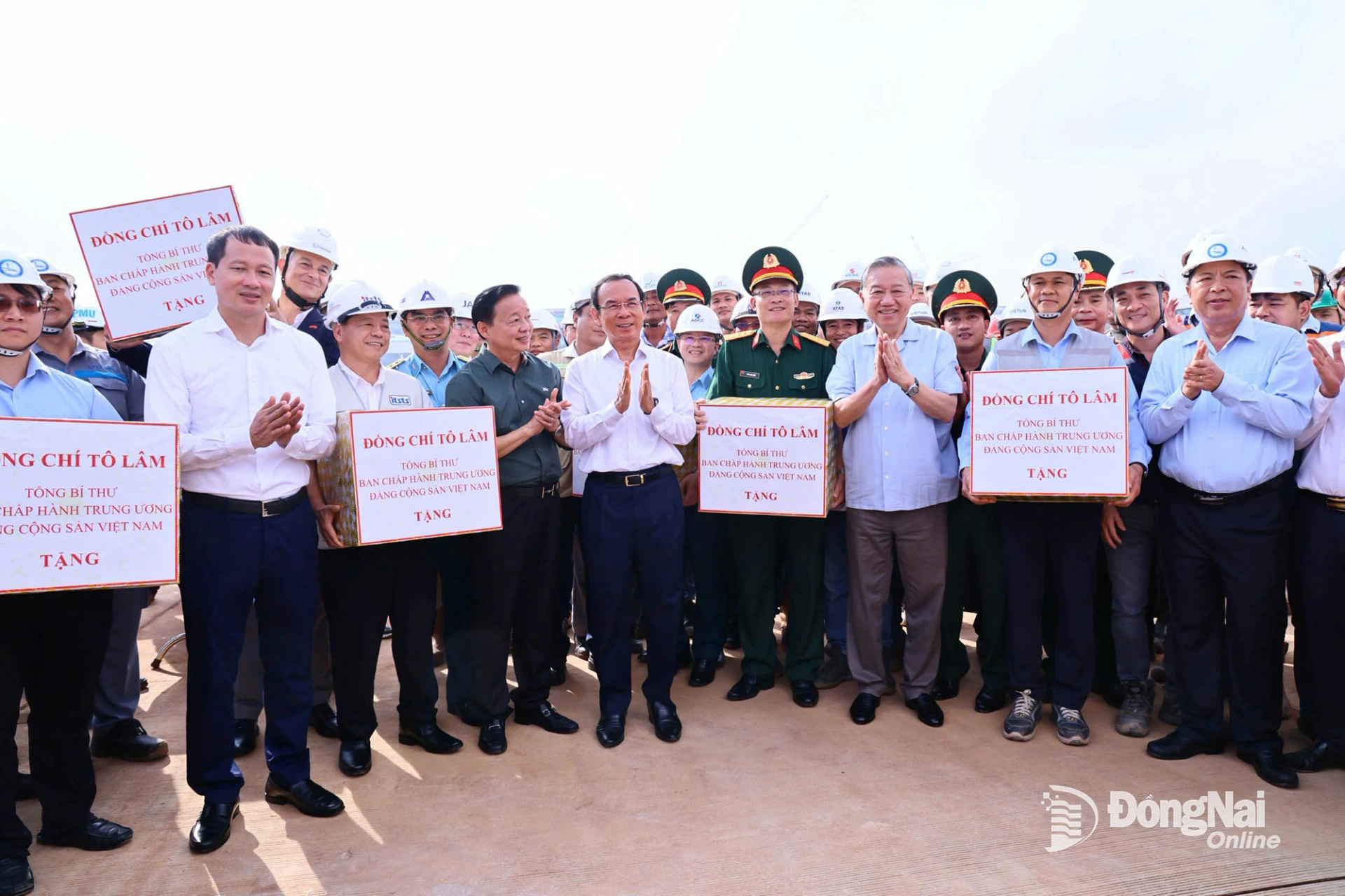 Tổng B&iacute; thư T&ocirc; L&acirc;m (h&agrave;ng trước, thứ 3 từ phải qua) thăm, l&agrave;m việc về Dự &aacute;n Cảng h&agrave;ng kh&ocirc;ng quốc tế Long Th&agrave;nh v&agrave;o ng&agrave;y 13-11-2025. Ảnh: C&ocirc;ng Nghĩa