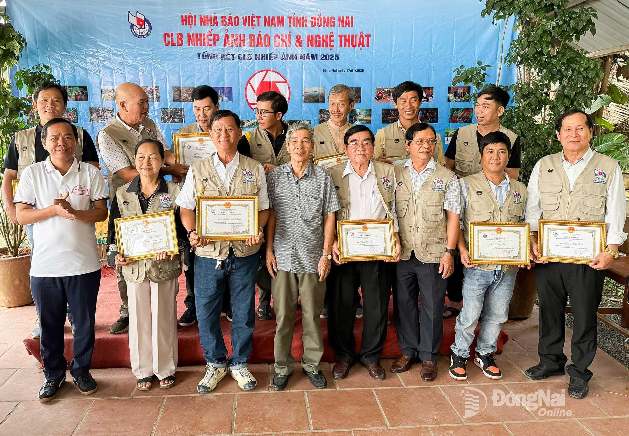 Hội Nh&agrave; b&aacute;o tỉnh Đồng Nai trao giấy khen cho c&aacute;c th&agrave;nh vi&ecirc;n c&oacute; th&agrave;nh t&iacute;ch ti&ecirc;u biểu, đ&oacute;ng g&oacute;p t&iacute;ch cực trong năm 2025. Ảnh: CLB