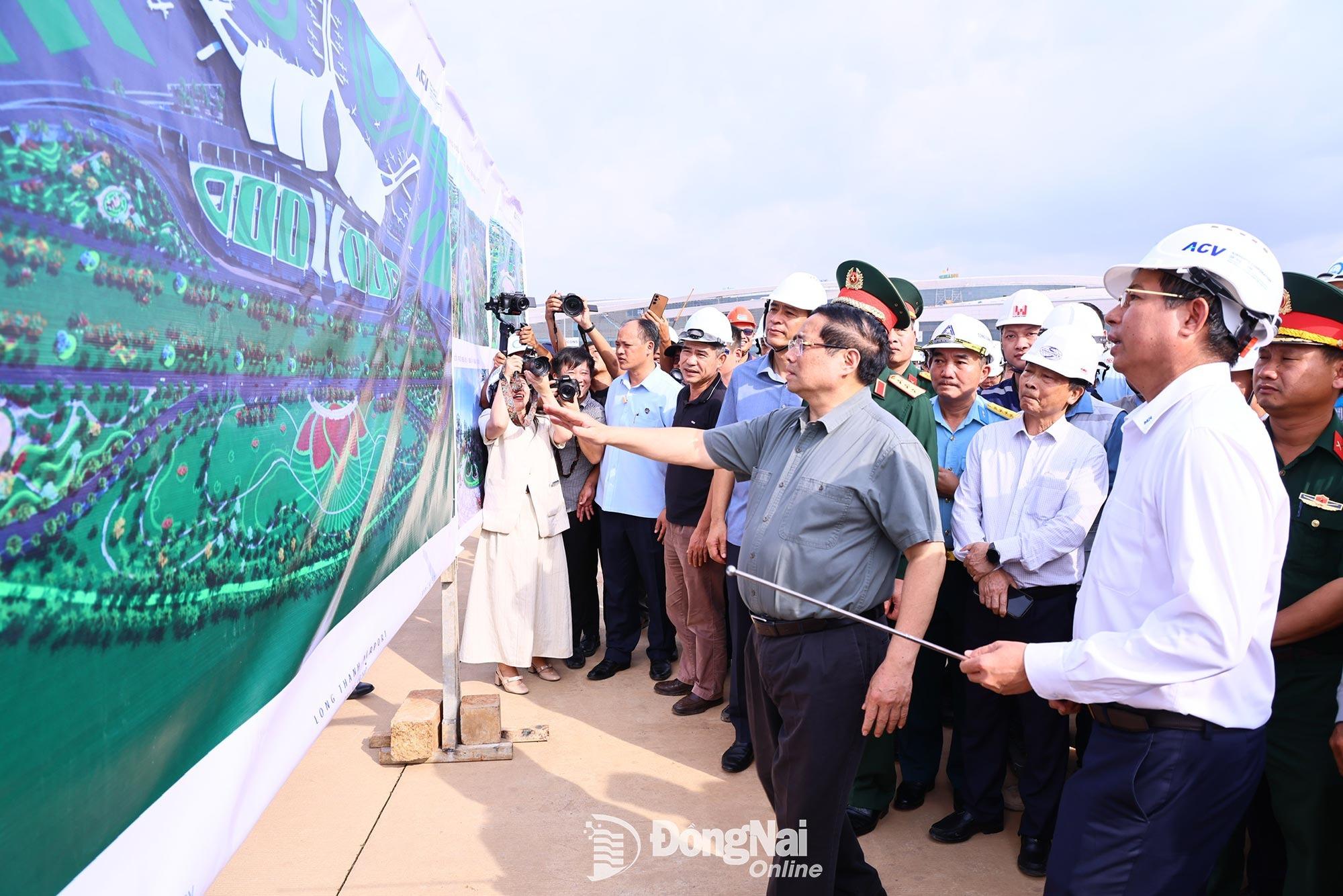 Lãnh đạo Tổng Công ty Cảng hàng không Việt Nam (ACV) báo cáo tiến độ dự án. Ảnh: Công Nghĩa