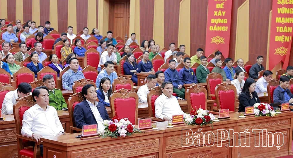 Phó trưởng Ban Tổ chức Trung ương Nguyễn Hữu Đông tiếp xúc với cử tri đơn vị bầu cử số 2