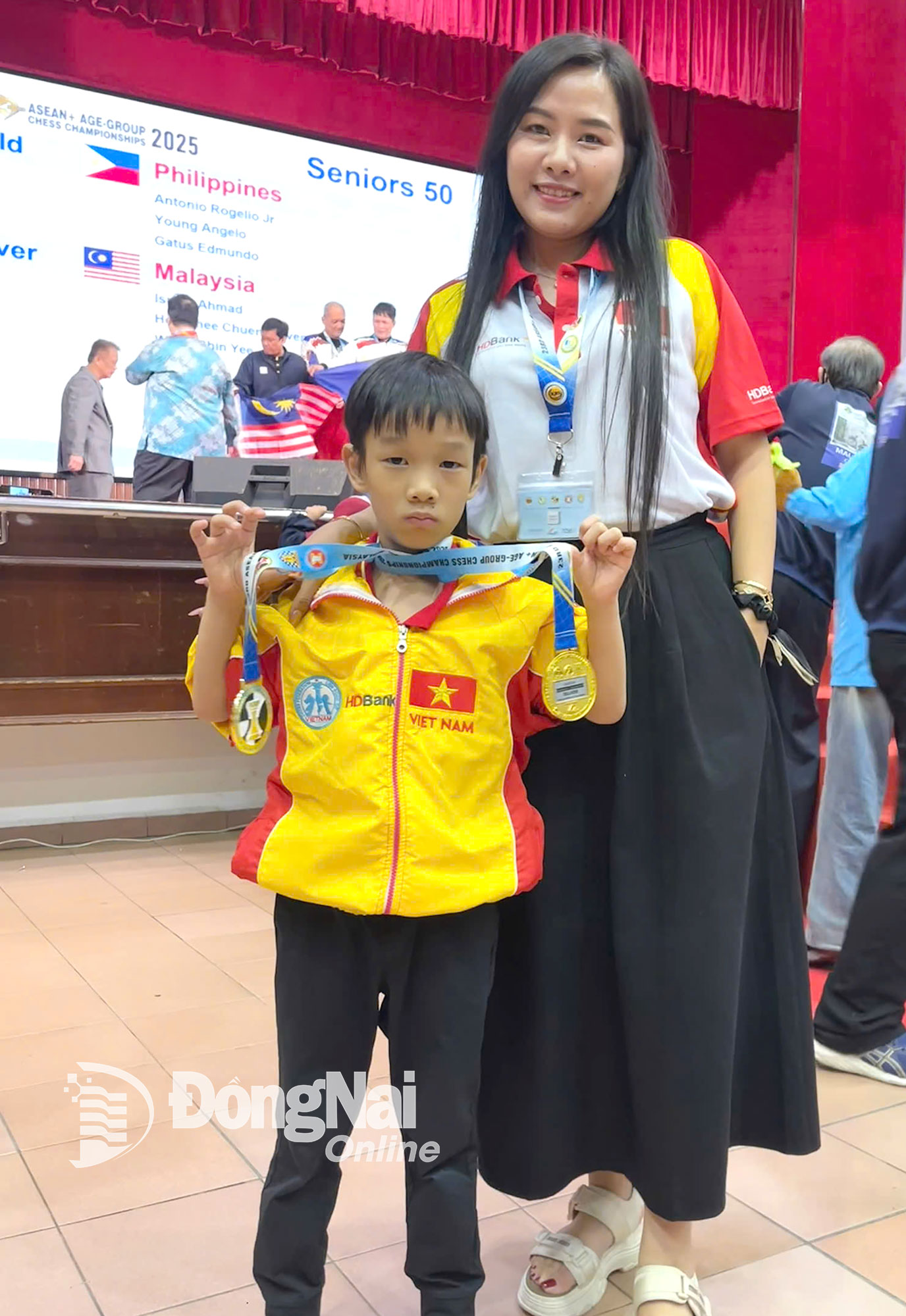 Lê Minh Quang chia vui với cô Nguyễn Thùy Dương sau khi giành 2 huy chương vàng tại Giải vô địch cờ vua các nhóm tuổi Đông Nam Á 2025. Ảnh: NVCC