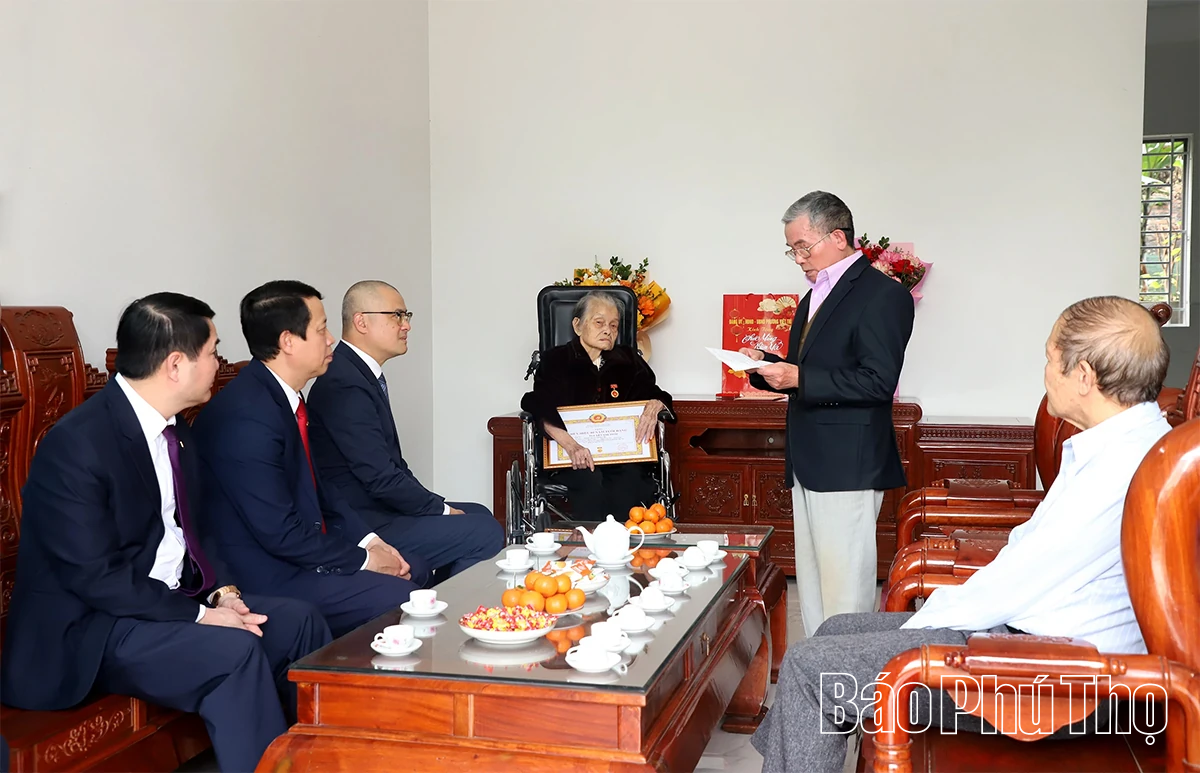 B&iacute; thư Tỉnh ủy Phạm Đại Dương trao Huy hiệu 80 năm tuổi Đảng tại phường Việt Tr&igrave;