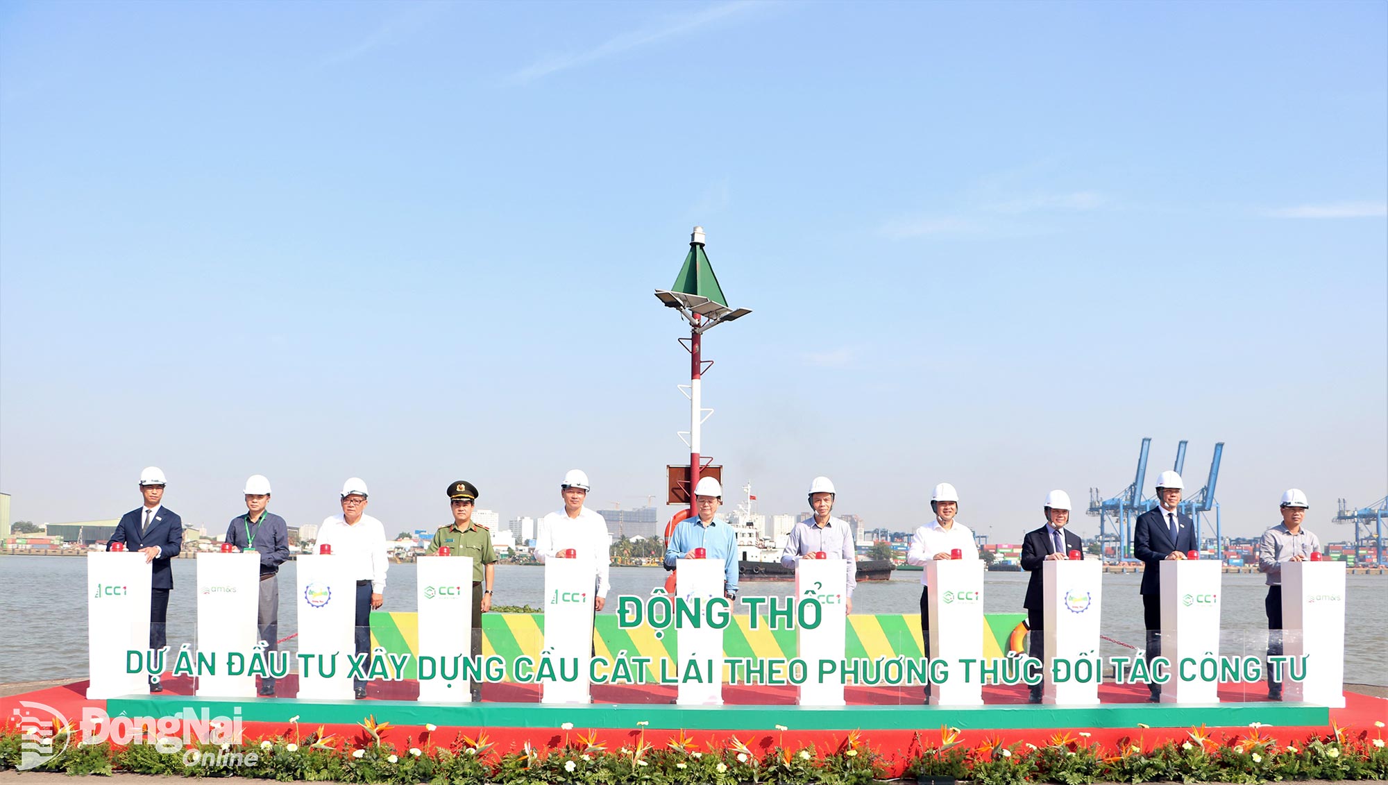 Ủy vi&ecirc;n Trung ương Đảng, Ph&oacute; Thủ tướng Ch&iacute;nh phủ Mai Văn Ch&iacute;nh (giữa); B&iacute; thư Tỉnh ủy, Trưởng đo&agrave;n Đại biểu Quốc hội tỉnh Đồng Nai Vũ Hồng Văn (thứ 5, từ tr&aacute;i qua) v&agrave; c&aacute;c đại biểu thực hiện nghi thức bấm n&uacute;t động thổ Dự &aacute;n Đầu tư x&acirc;y dựng cầu C&aacute;t L&aacute;i. Ảnh: Phạm T&ugrave;ng