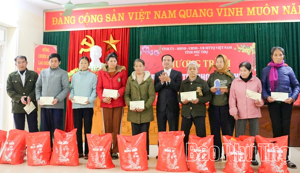 Trưởng Ban Tuy&ecirc;n gi&aacute;o v&agrave; D&acirc;n vận Tỉnh ủy Lương Đức Minh tặng qu&agrave; Tết tại phường Kỳ Sơn