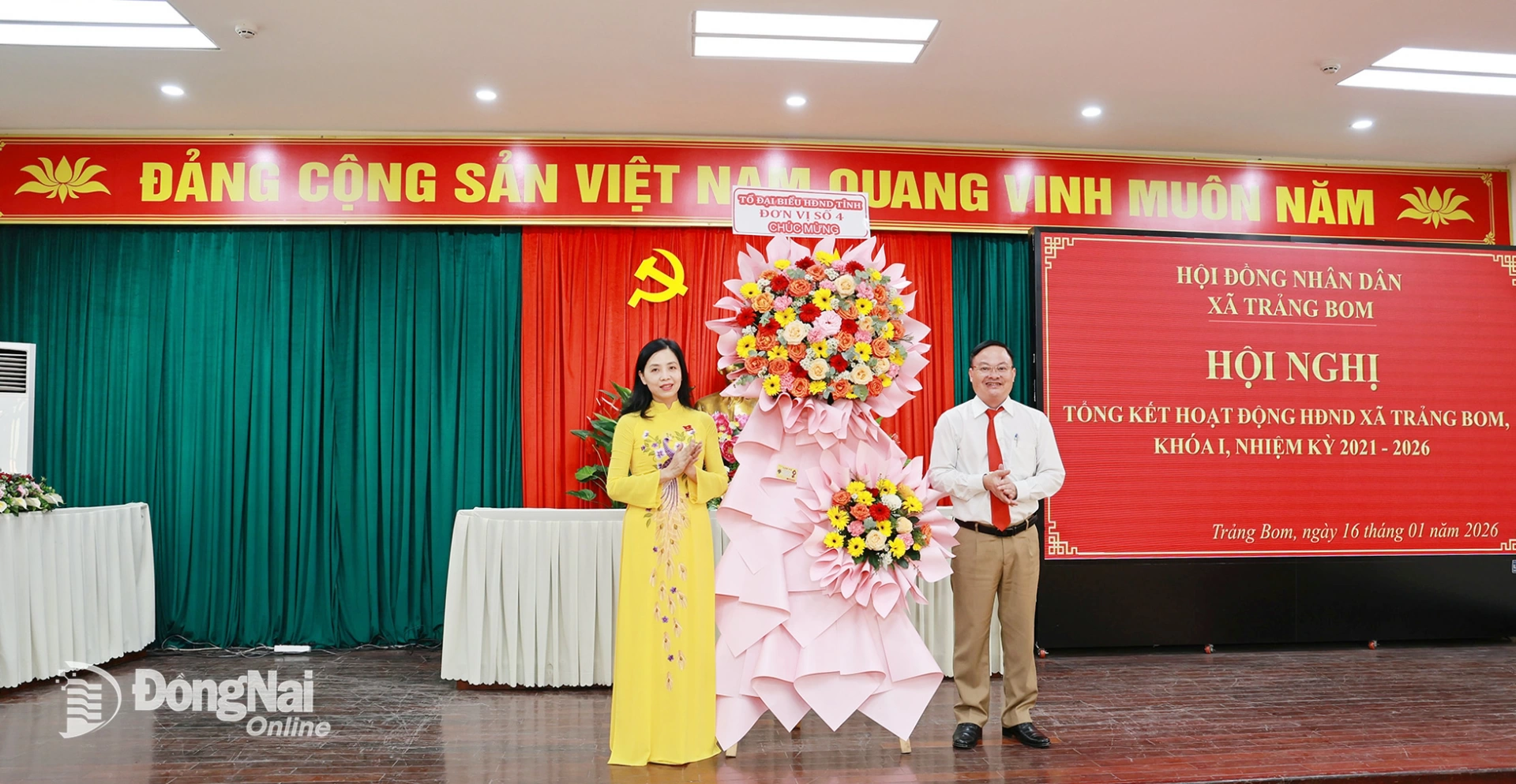 B&agrave; Huỳnh Ngọc Kim Mai, Trưởng ban Văn h&oacute;a - X&atilde; hội HĐND tỉnh Đồng Nai tặng hoa ch&uacute;c mừng hội nghị. Ảnh: Thanh To&agrave;n